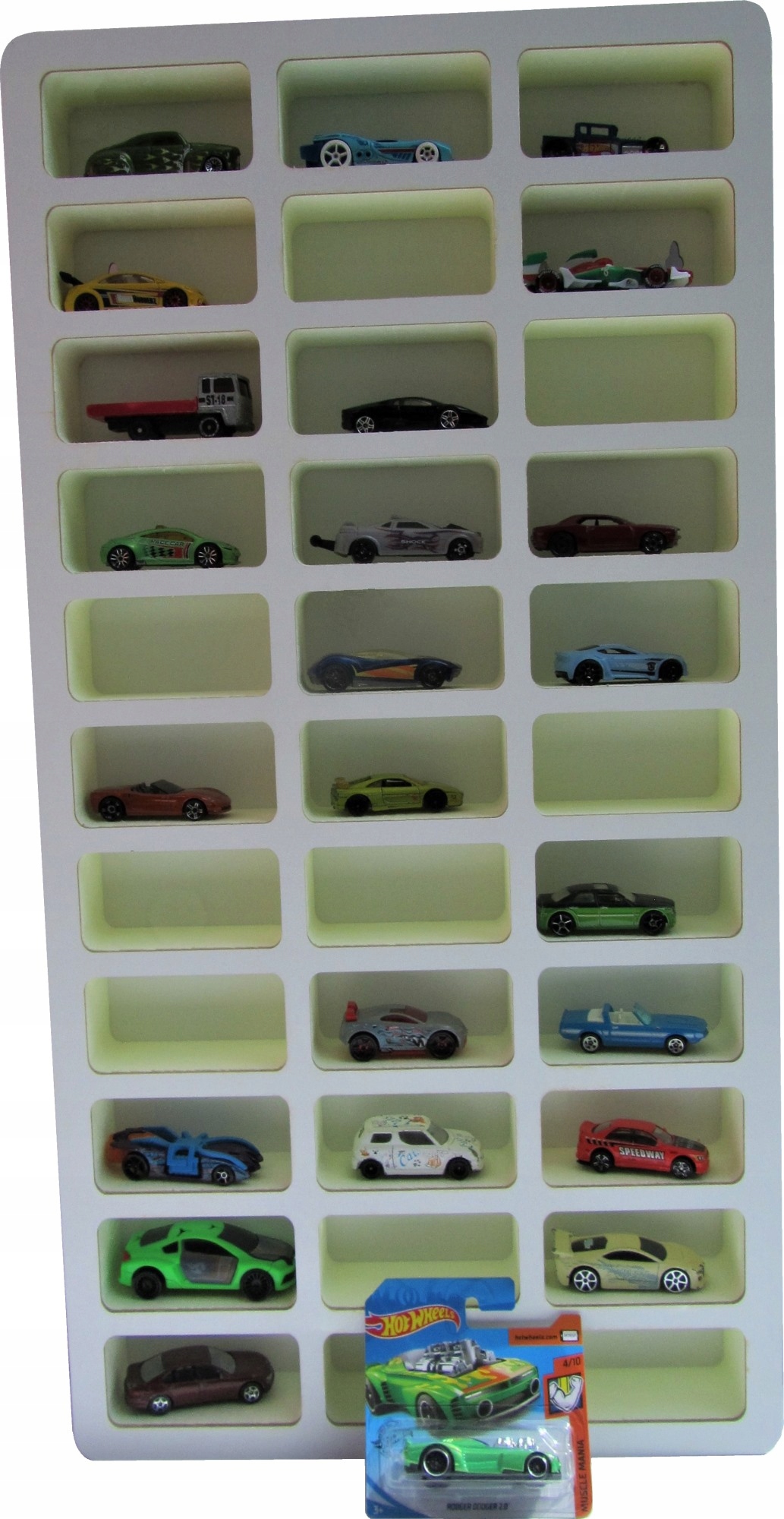 

Półka na resoraki z licem na 33 samochodziki