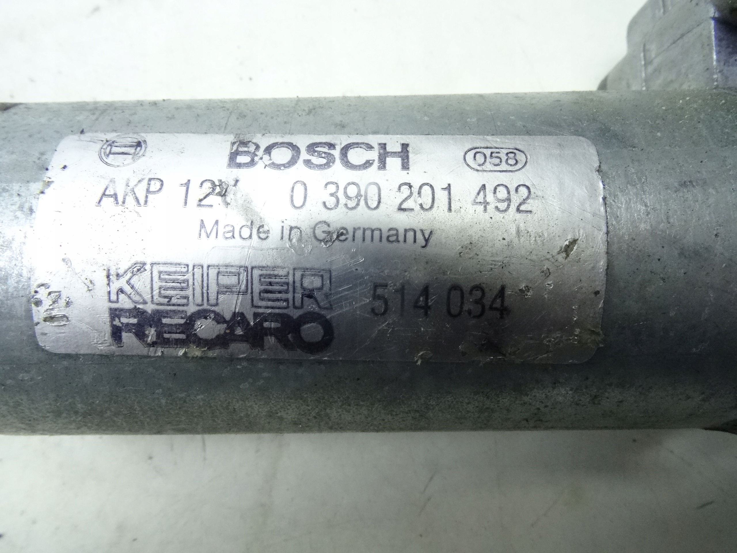 AUDI A8 D2 94 02 SILNICZEK REGULACJI FOTELA PRAWY Part manufacturer Audi OE