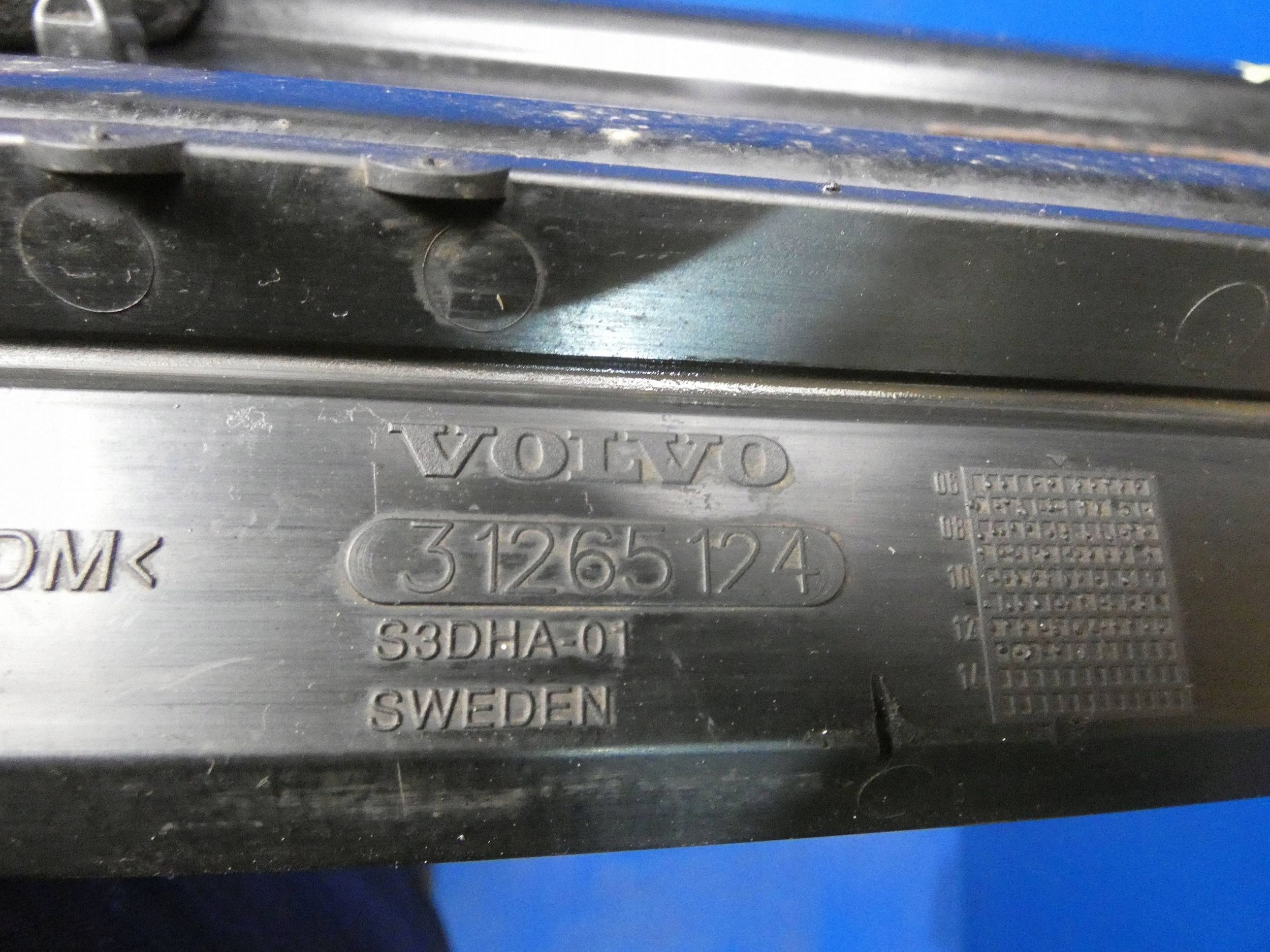 VOLVO XC60 and sider lower front front below radiator
