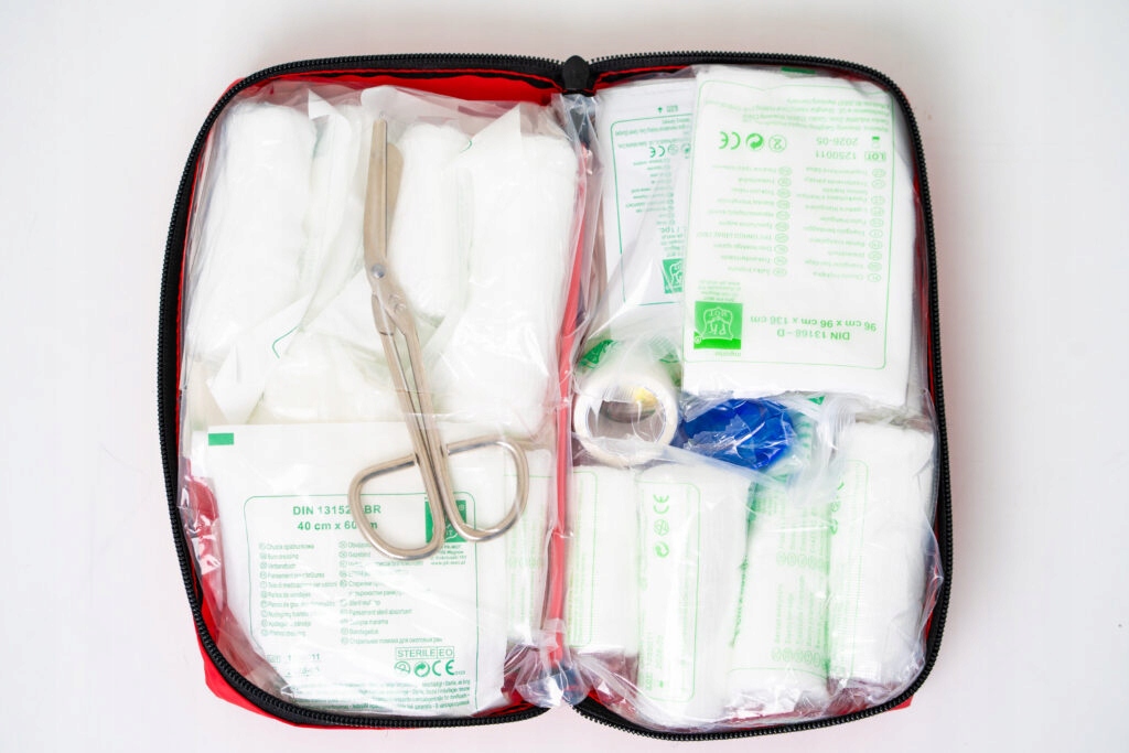 Apteczka samochodowa pierwszej pomocy DIN 13167 Producent Amio