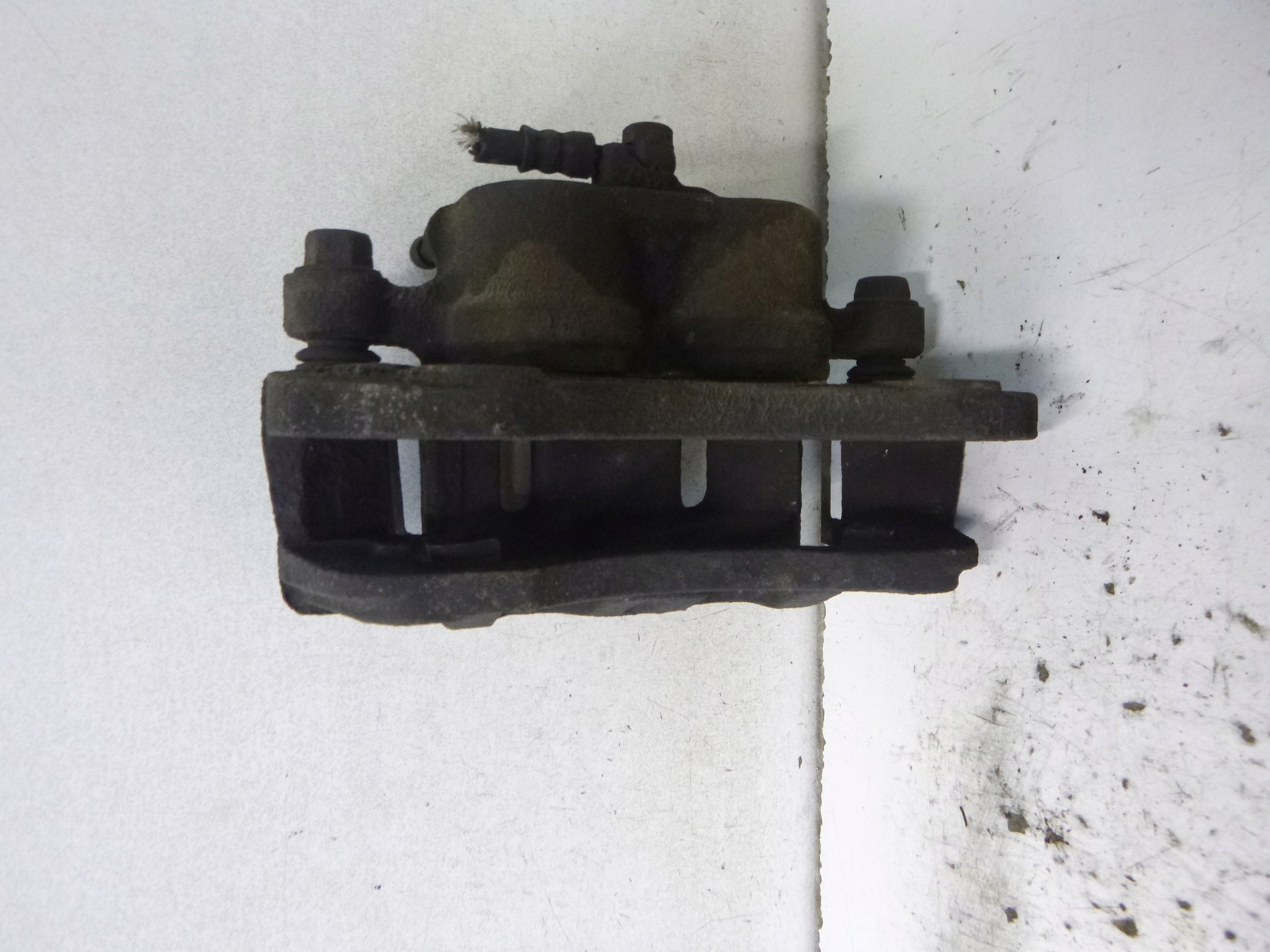 caliper brake + Jarzmo front left Mitsubishi Outlander and 2.4b 2004r.