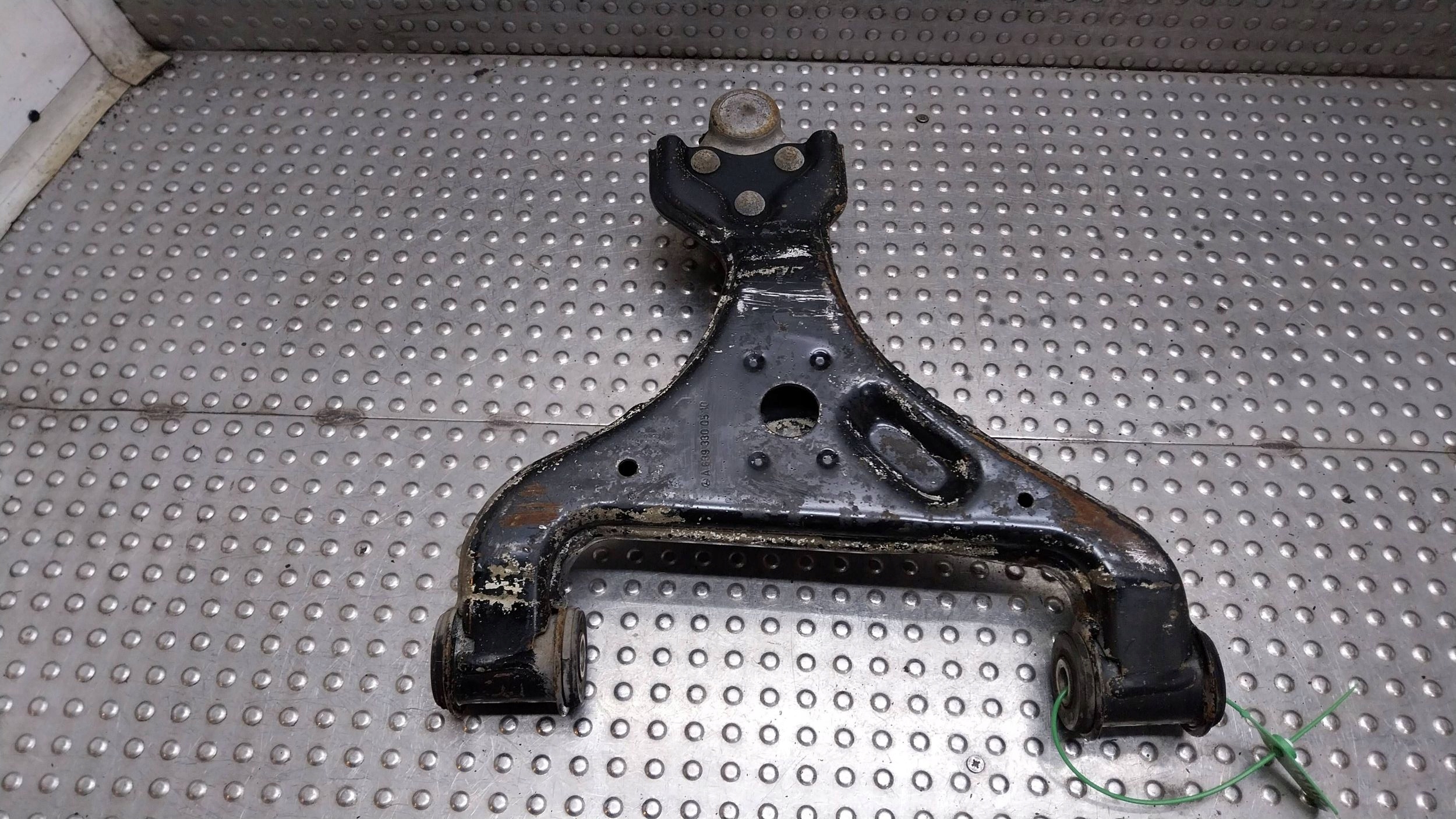 arm right front A6393300510 MERCEDES VIT0 W639
