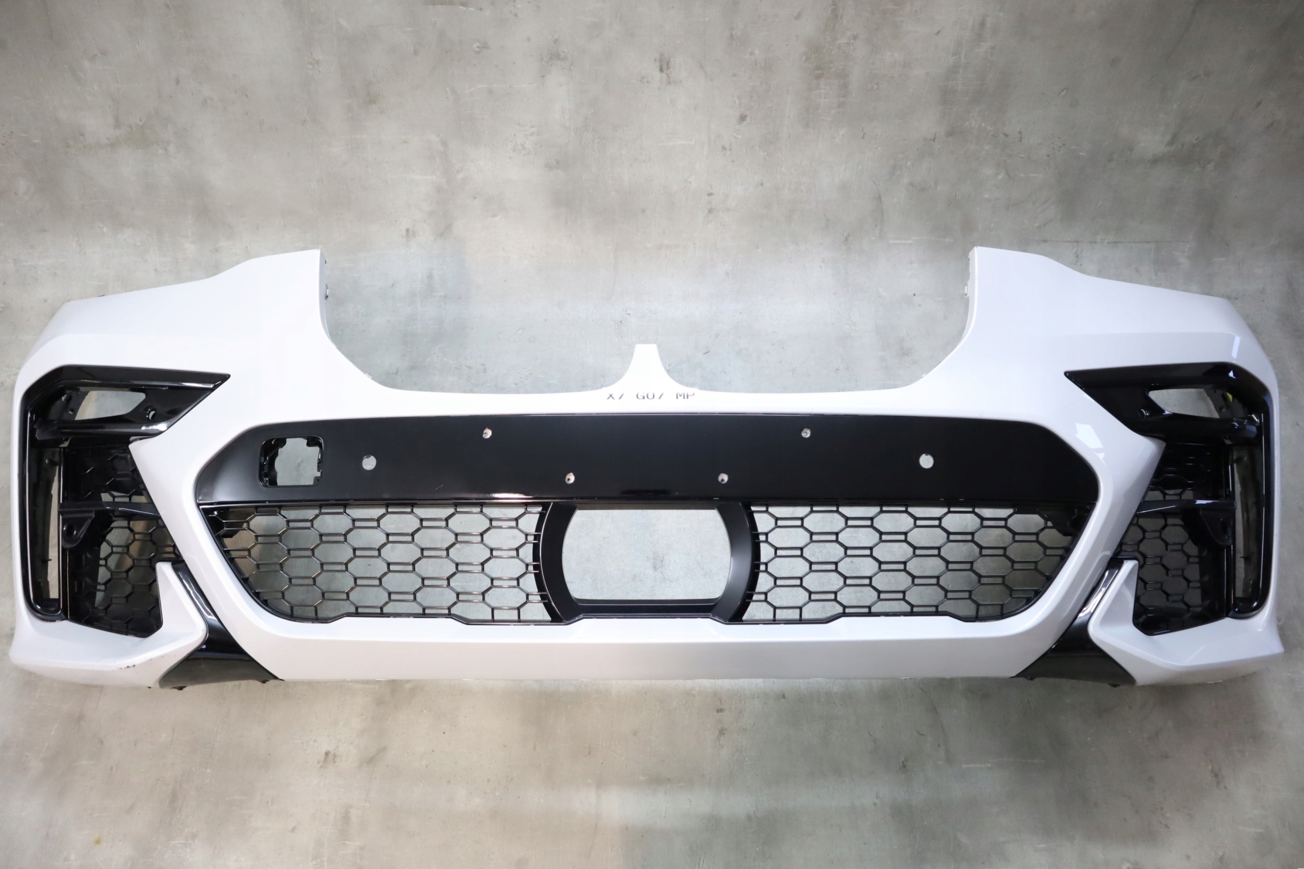 ZDERZAK BMW X7 G07 M PAKIET OTWORY NA HALOGENY NA PARK ASSIST NA RADAR ACC