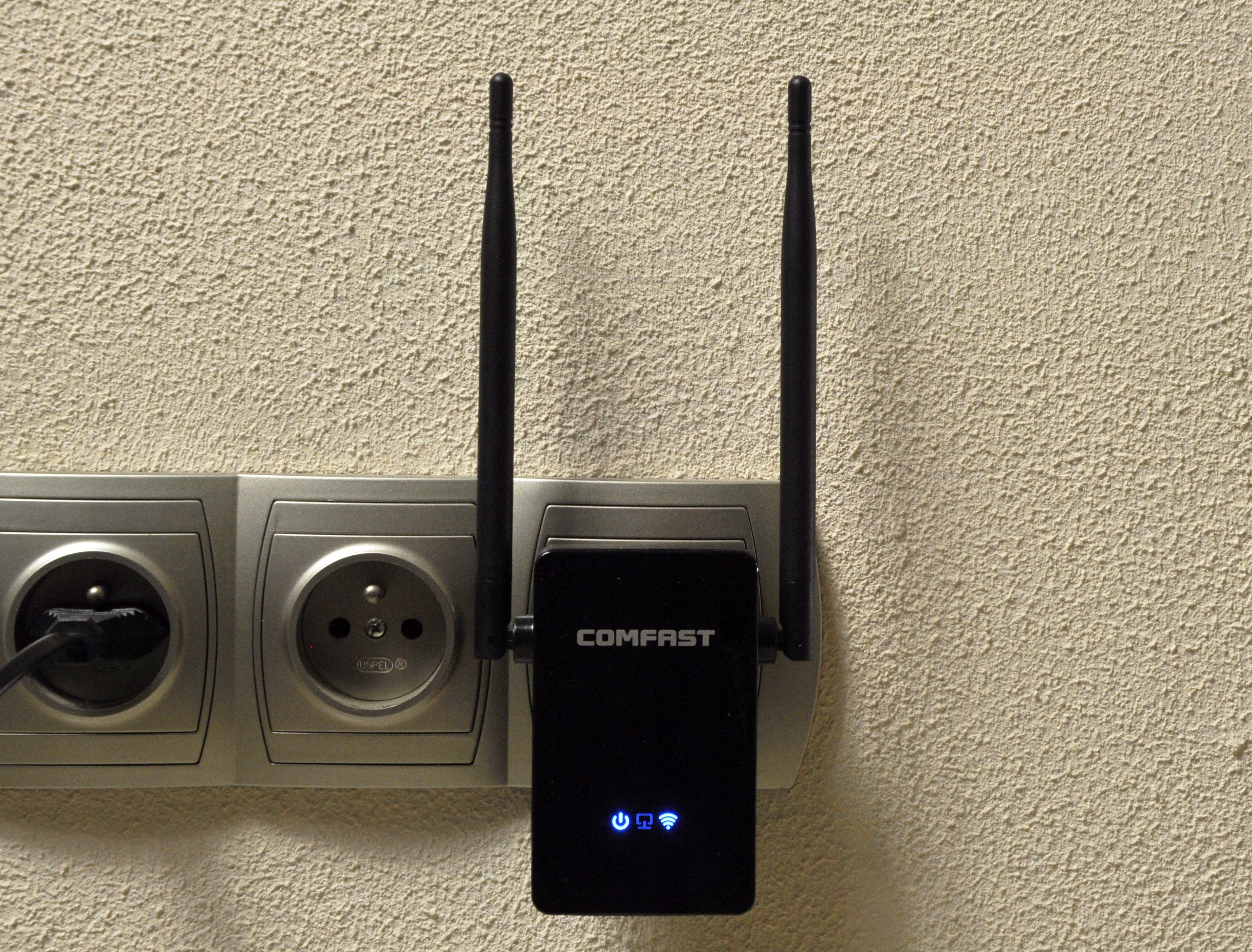 MOCNY WZMACNIACZ REPEATER ROUTER SYGNAŁU WiFi Wi-Fi DUŻY ZASIĘG DWIE ANTENY Model CF-WR302S