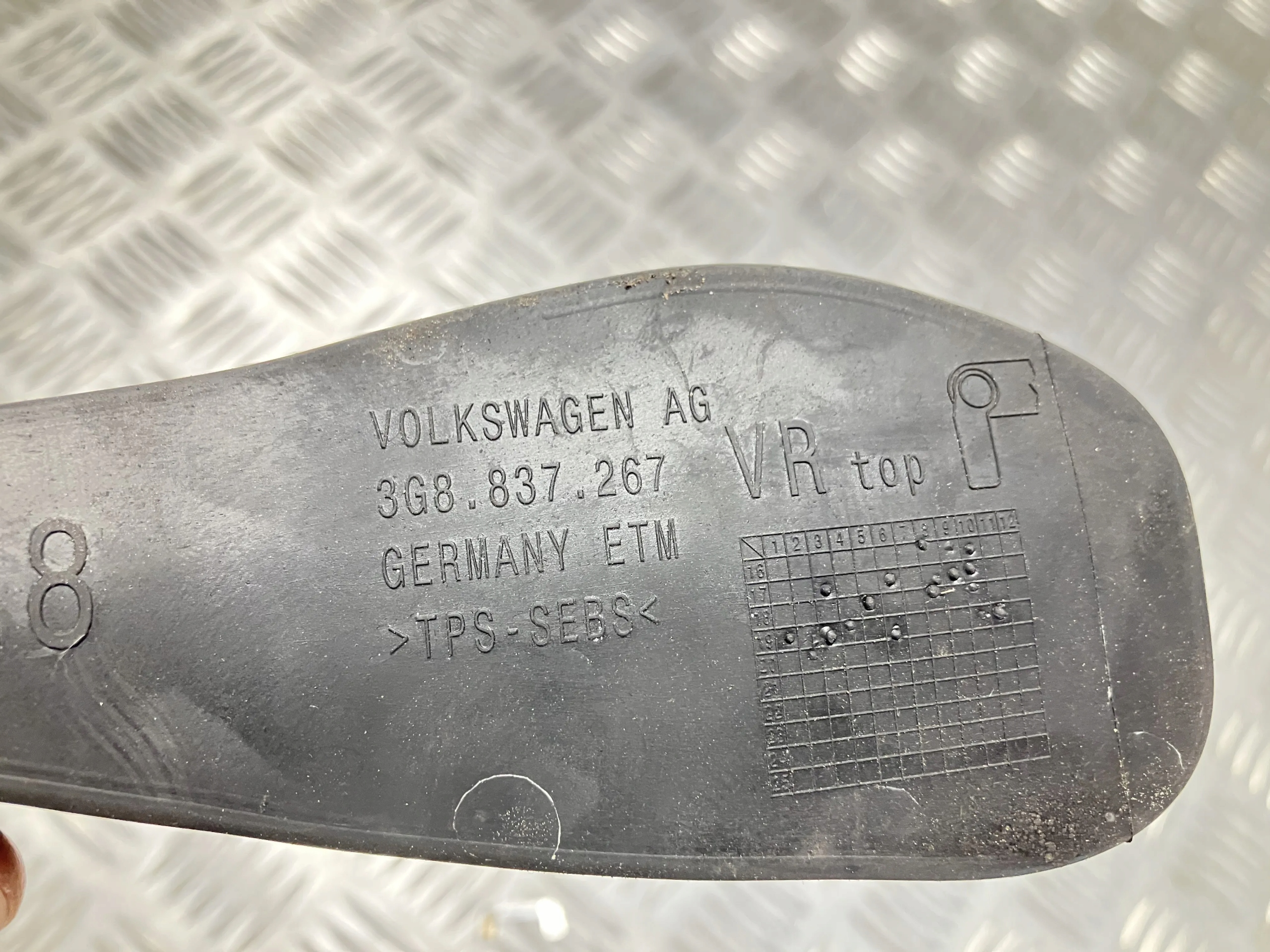 OGRANICZNIK DRZWI LEWY PRZÓD VW ARTEON 17-