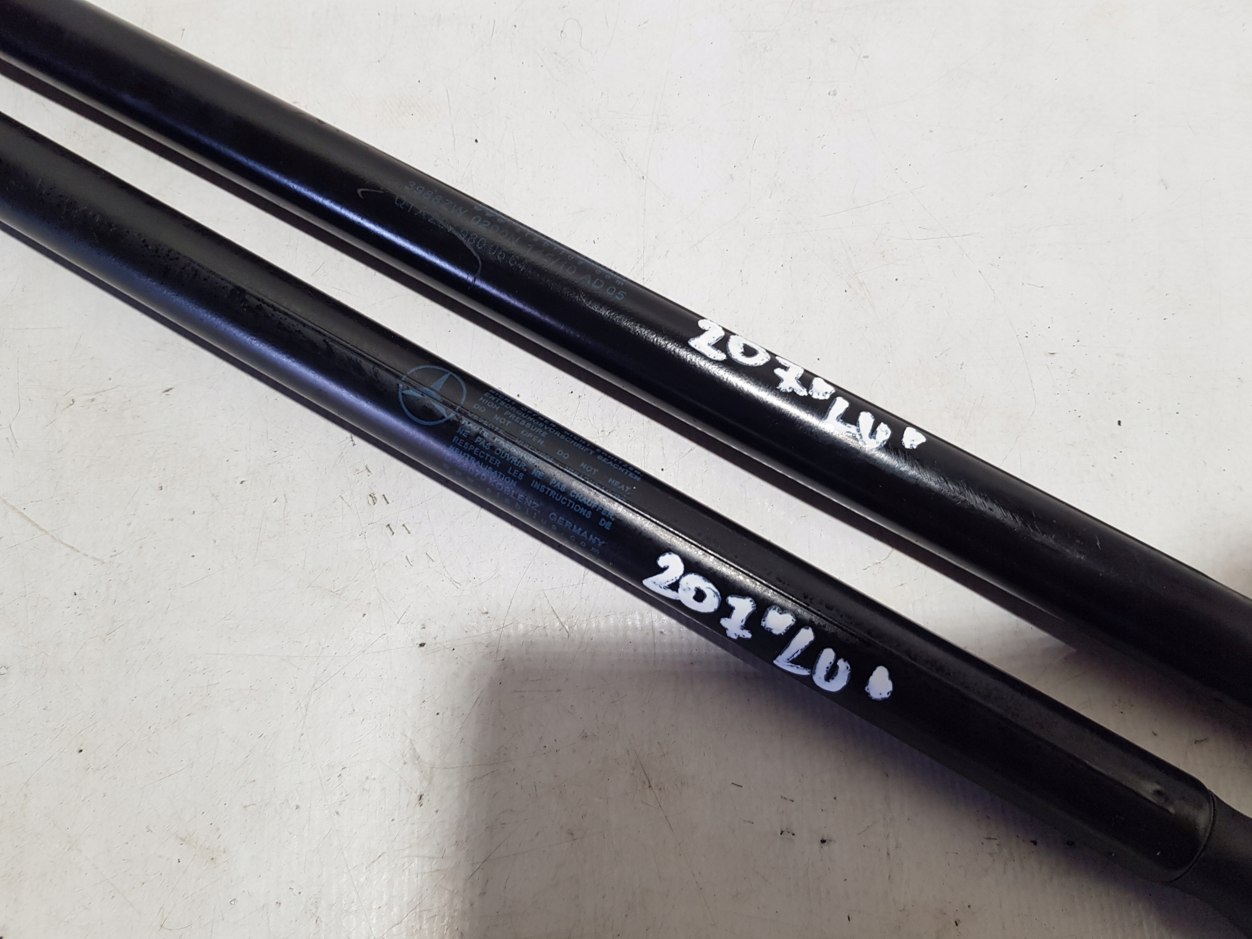 MERCEDES W207 SILOWNIKI bonnets KOMPLET 2079800564