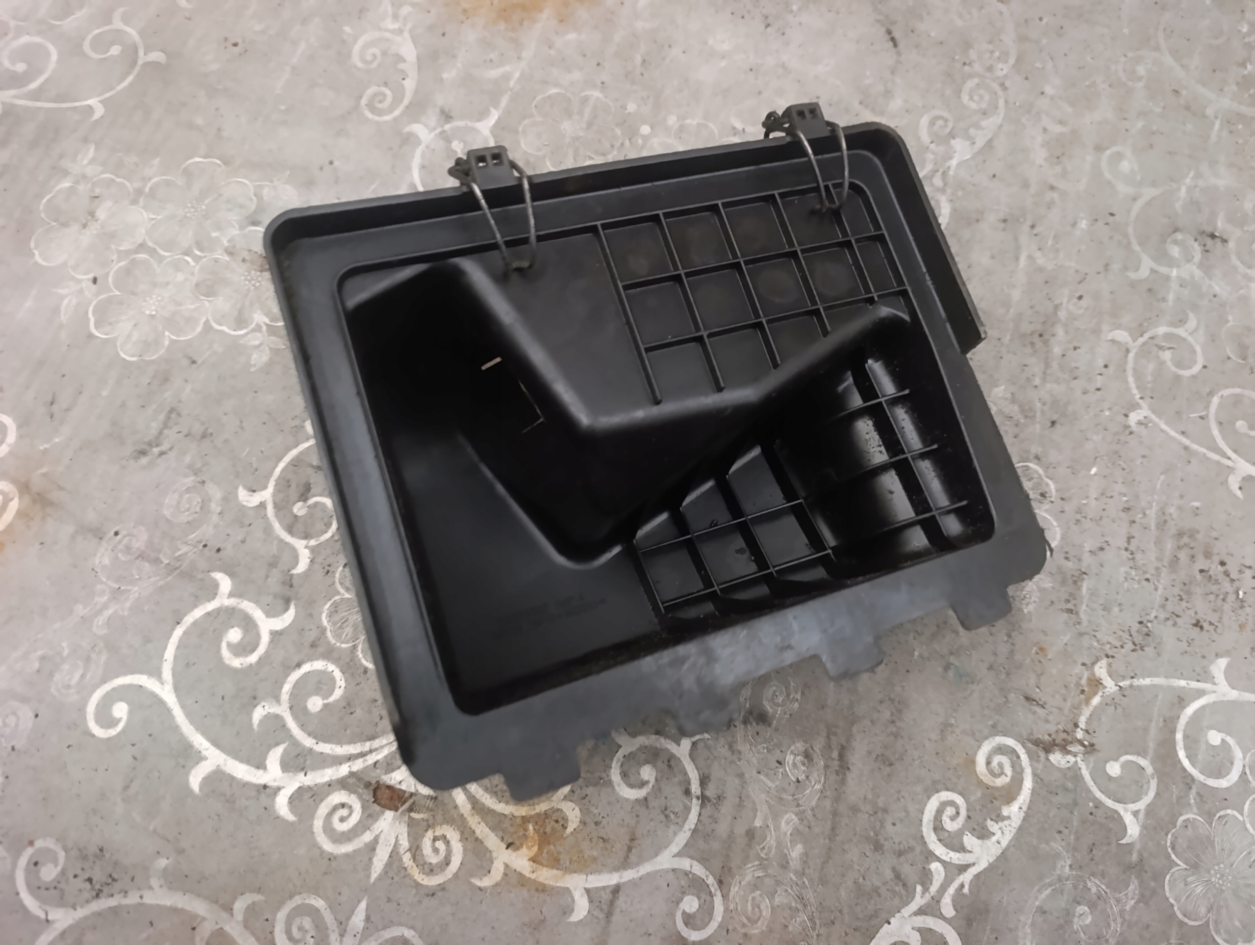 cover upper of a filter, air Opel 25099997