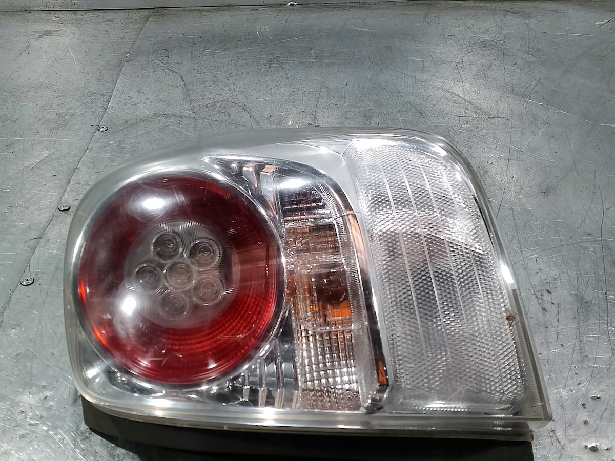 LAMPA TYLNA PRAWA TOYOTA VERSO 81550-0F090-00