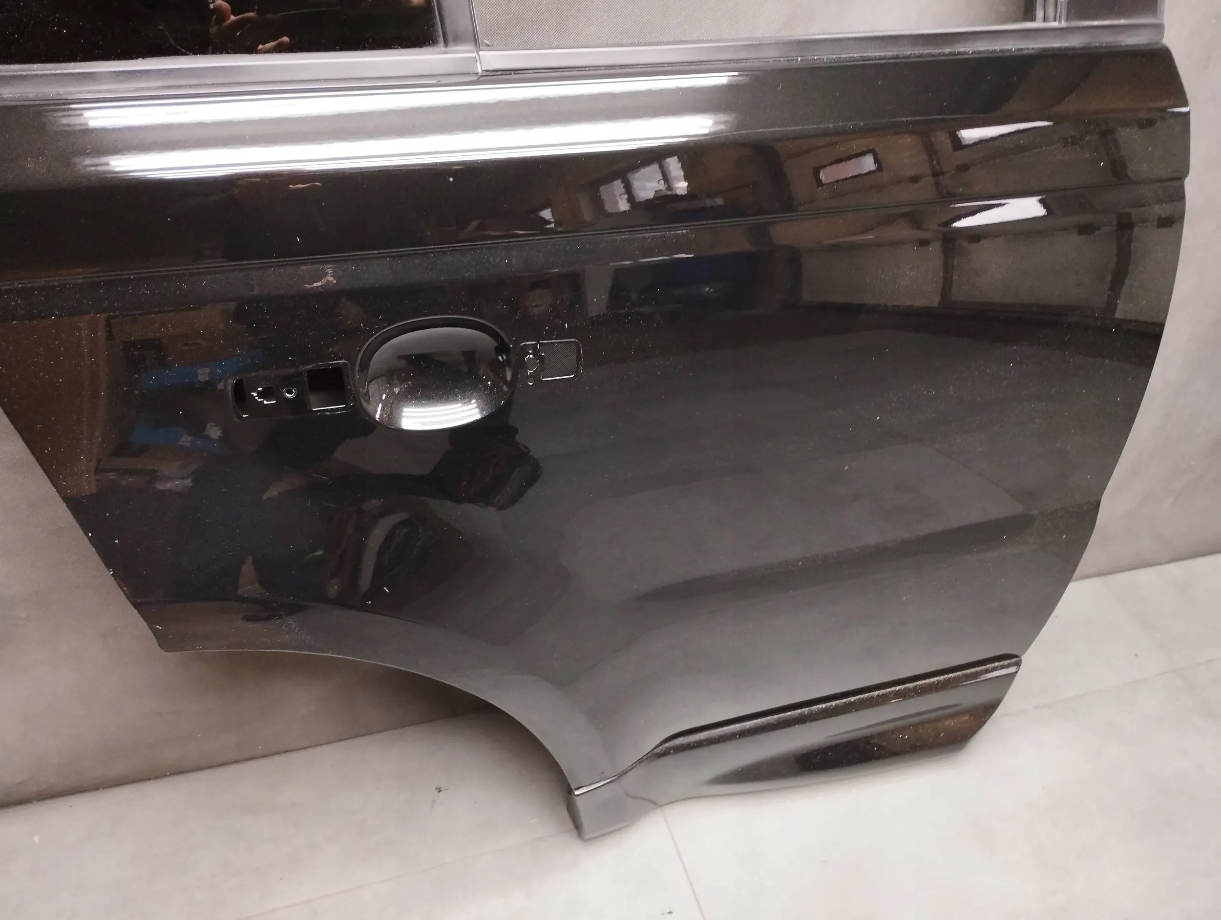 Land Rover Range Rover Sport L320 DRZWI PRAWE TYŁ 820 Kolor czarny