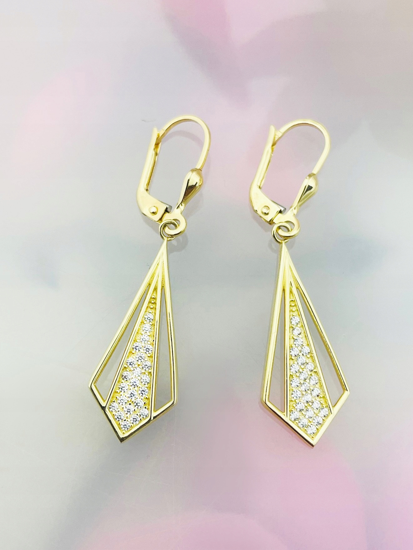 Zlaté náušnice s geometrickým přívěskem a zirkony