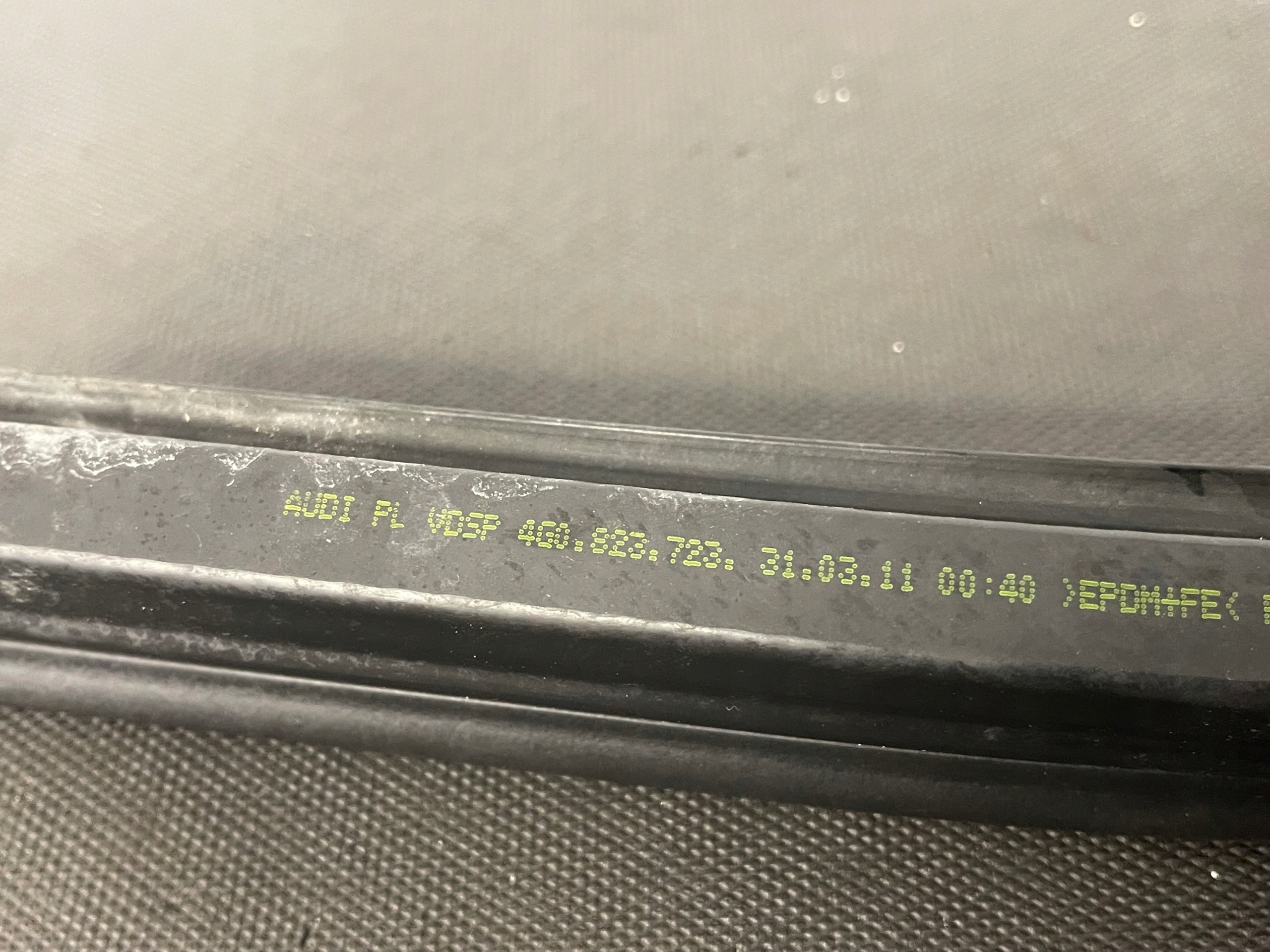 AUDI A6 C7 Joint du capot GRODZI 4G0823723