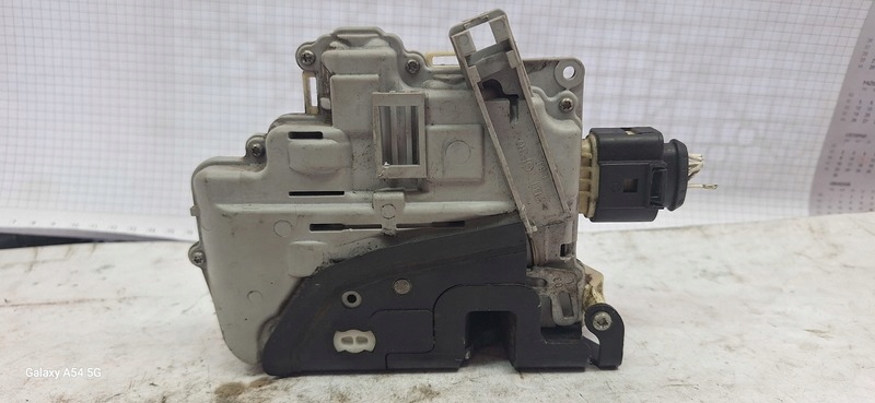 lock door left front VW PASSAT 04- CZ3C1837015A