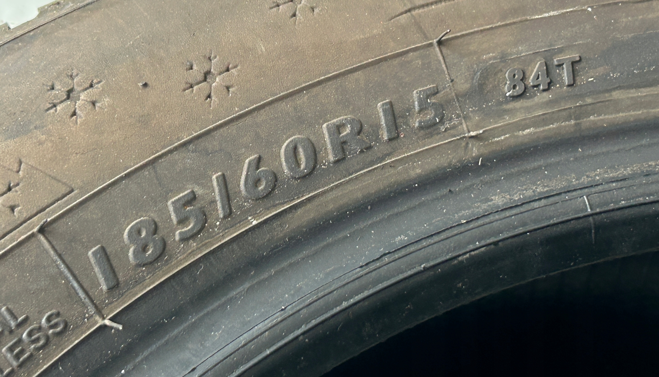 2X tyre DUNLOP WINTER RESPONSE 2 185/60R15 84T