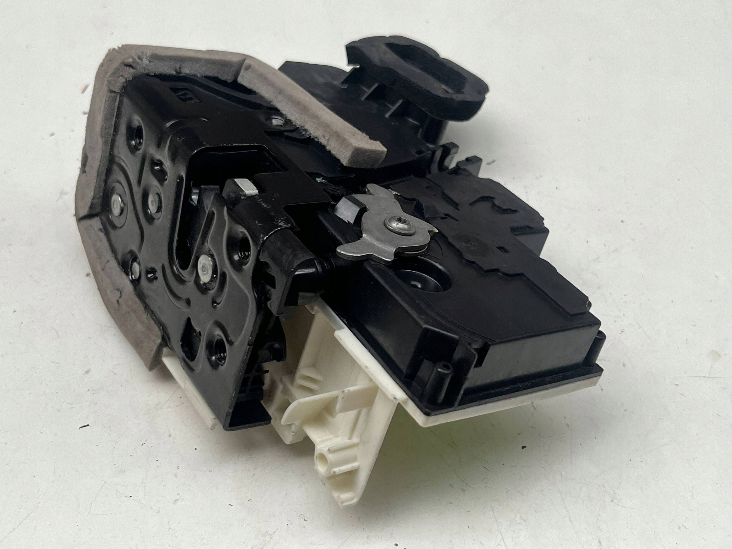 AUDI A6 A7 Q8 lock door left rear part 4K0839015Q @M
