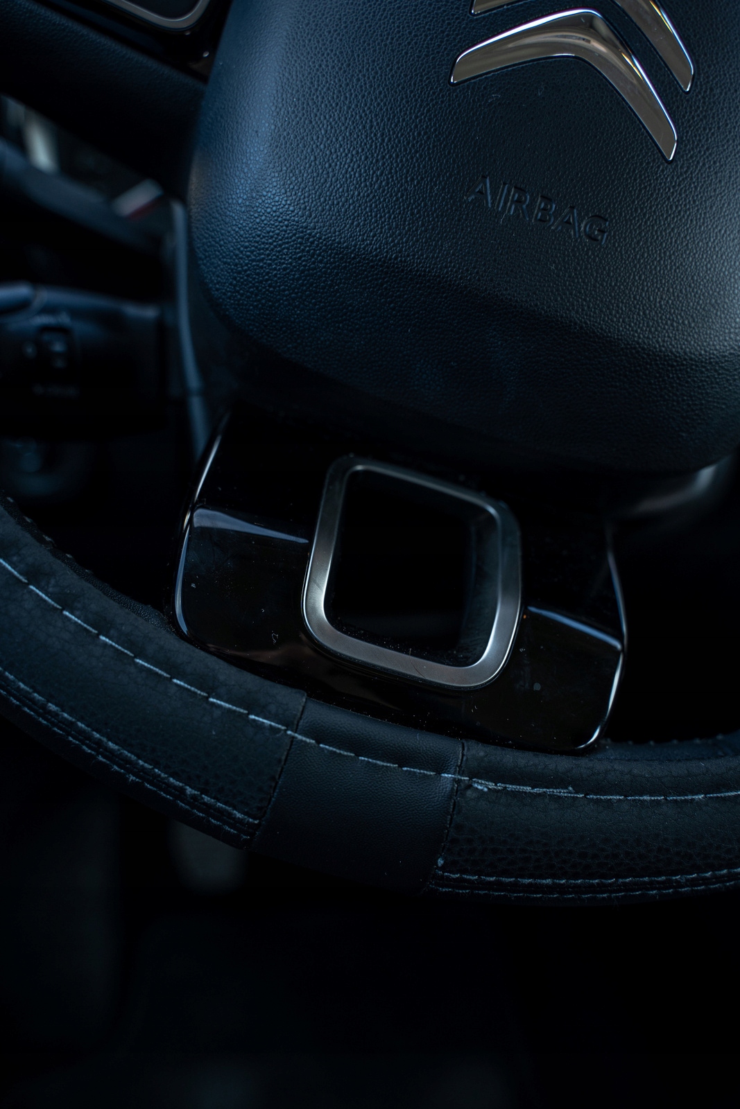 Pokrowiec na kierownicę z szarym szyciem Numer katalogowy producenta 3281690239971