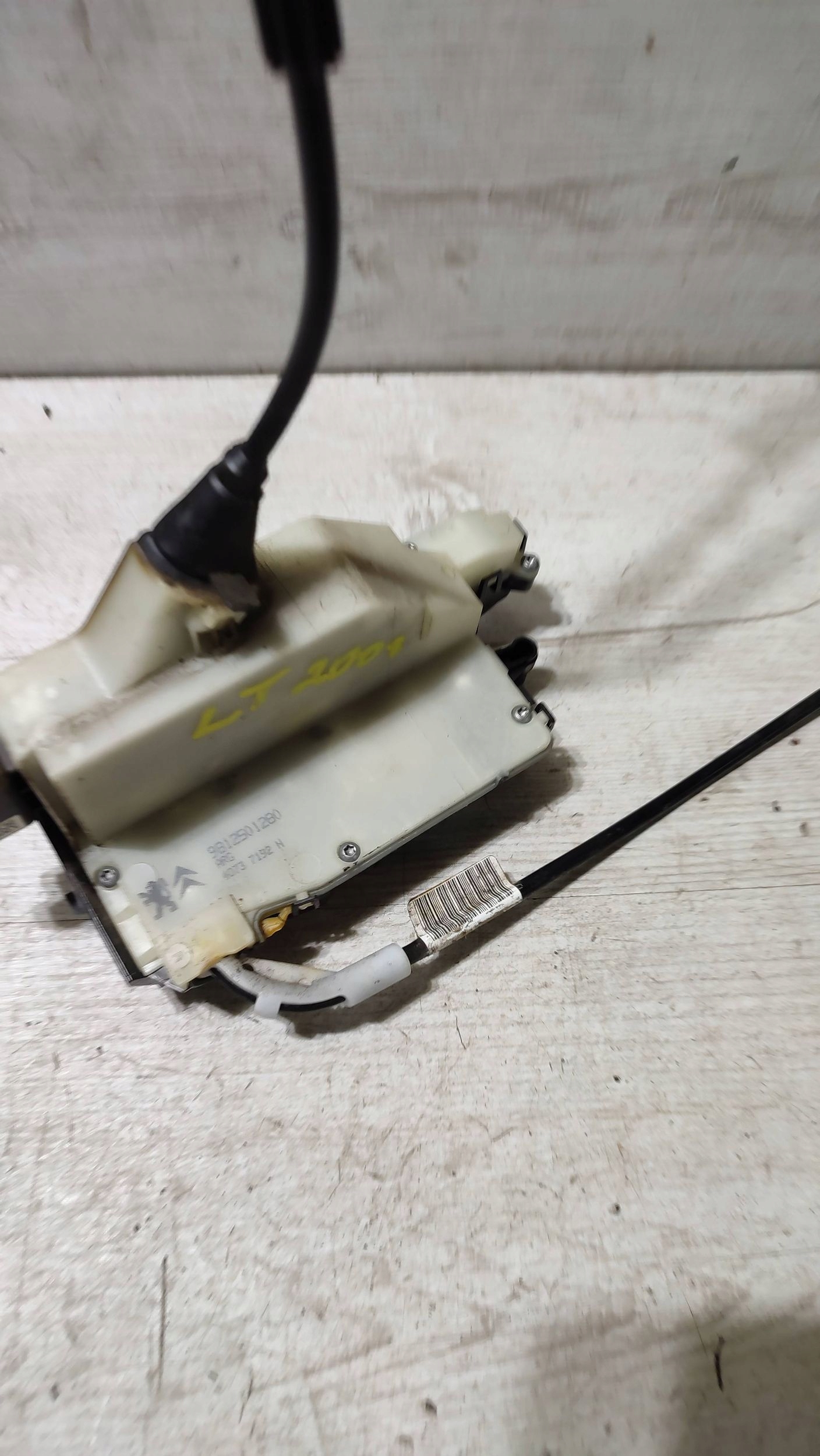 Peugeot 2008 and 2018 rear part side left lock door