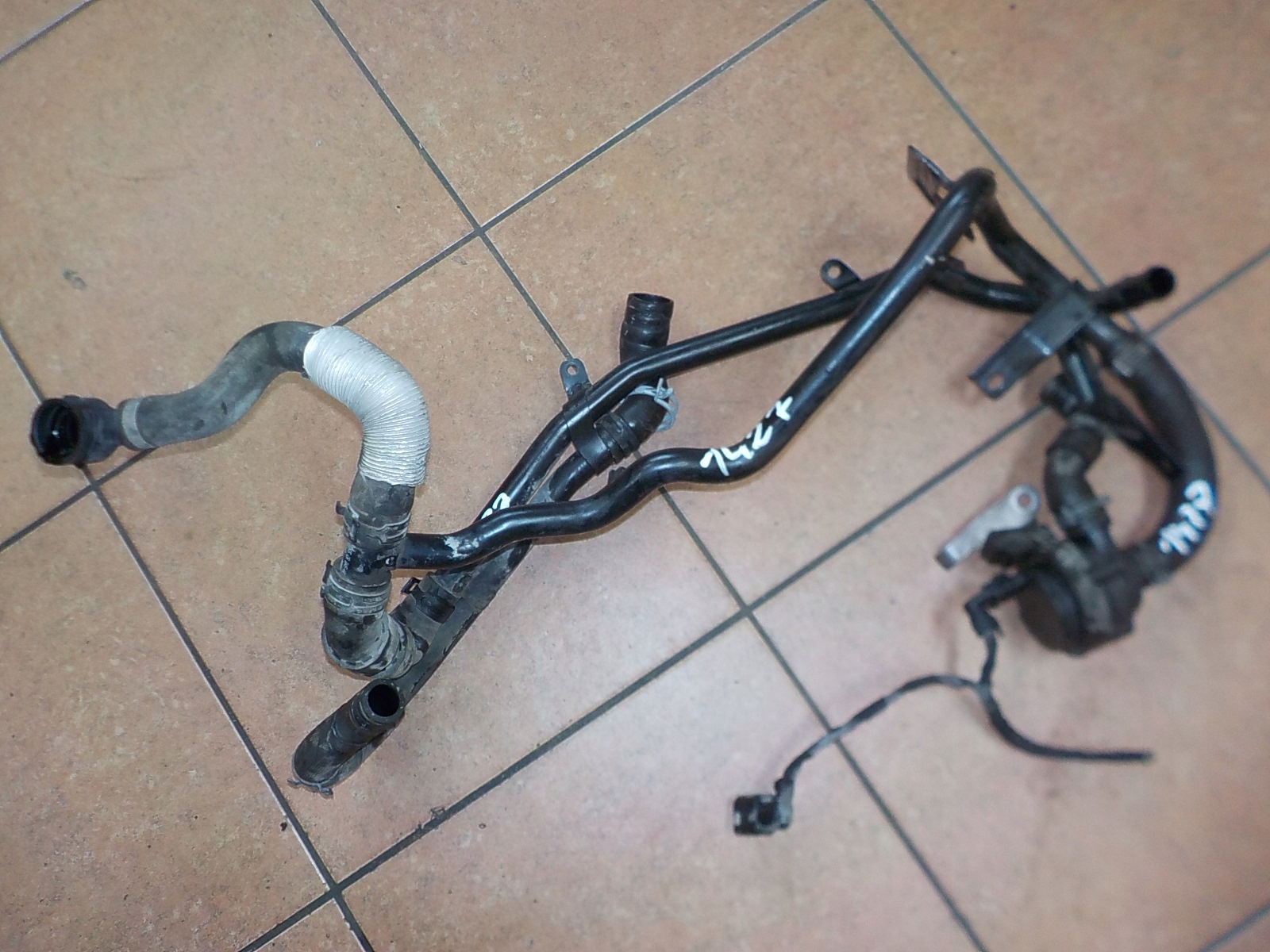 ШЛАНГ ВОДЯНОЙ НАСОС TIGUAN II 2.0 TDI 5Q0121070AF