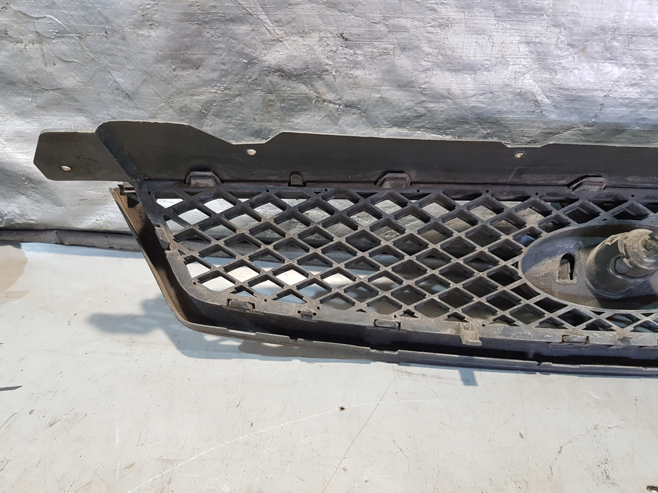 grill FORD FOCUS MK2 4M51-8200-AJ + lock Z KLUCZYKIEM