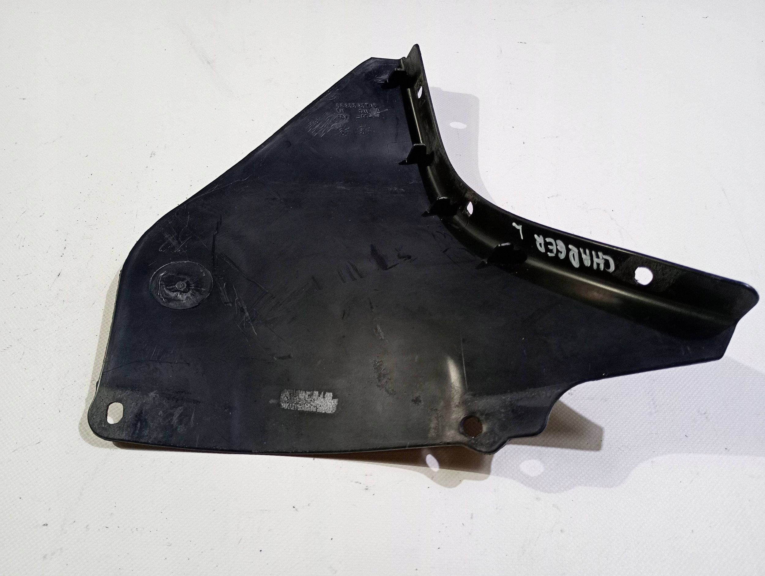 cover of a bumper chassis side left side Dodge Charger 2015