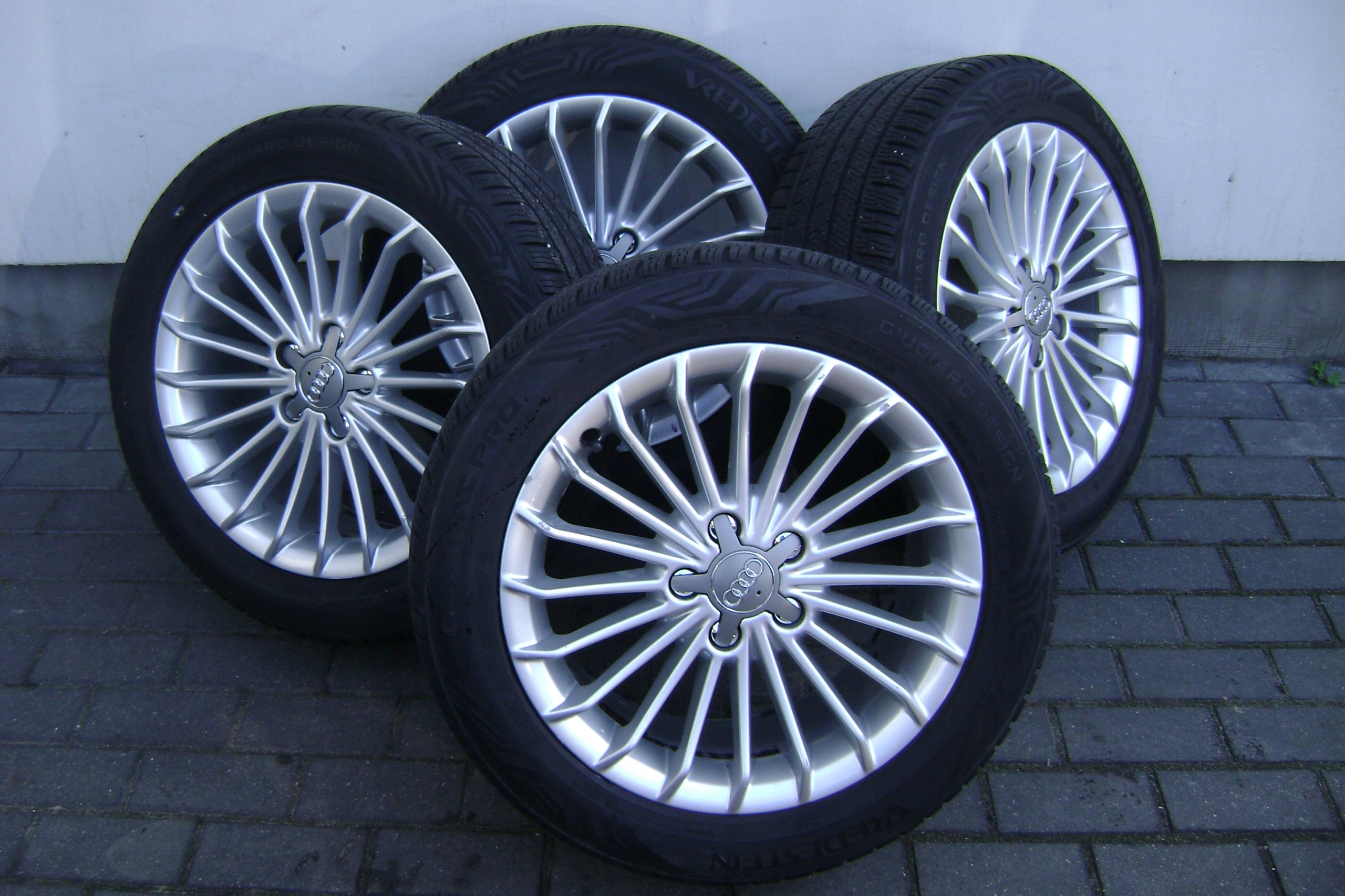 AUDI A4 B8-легкосплавні диски з шинами 17