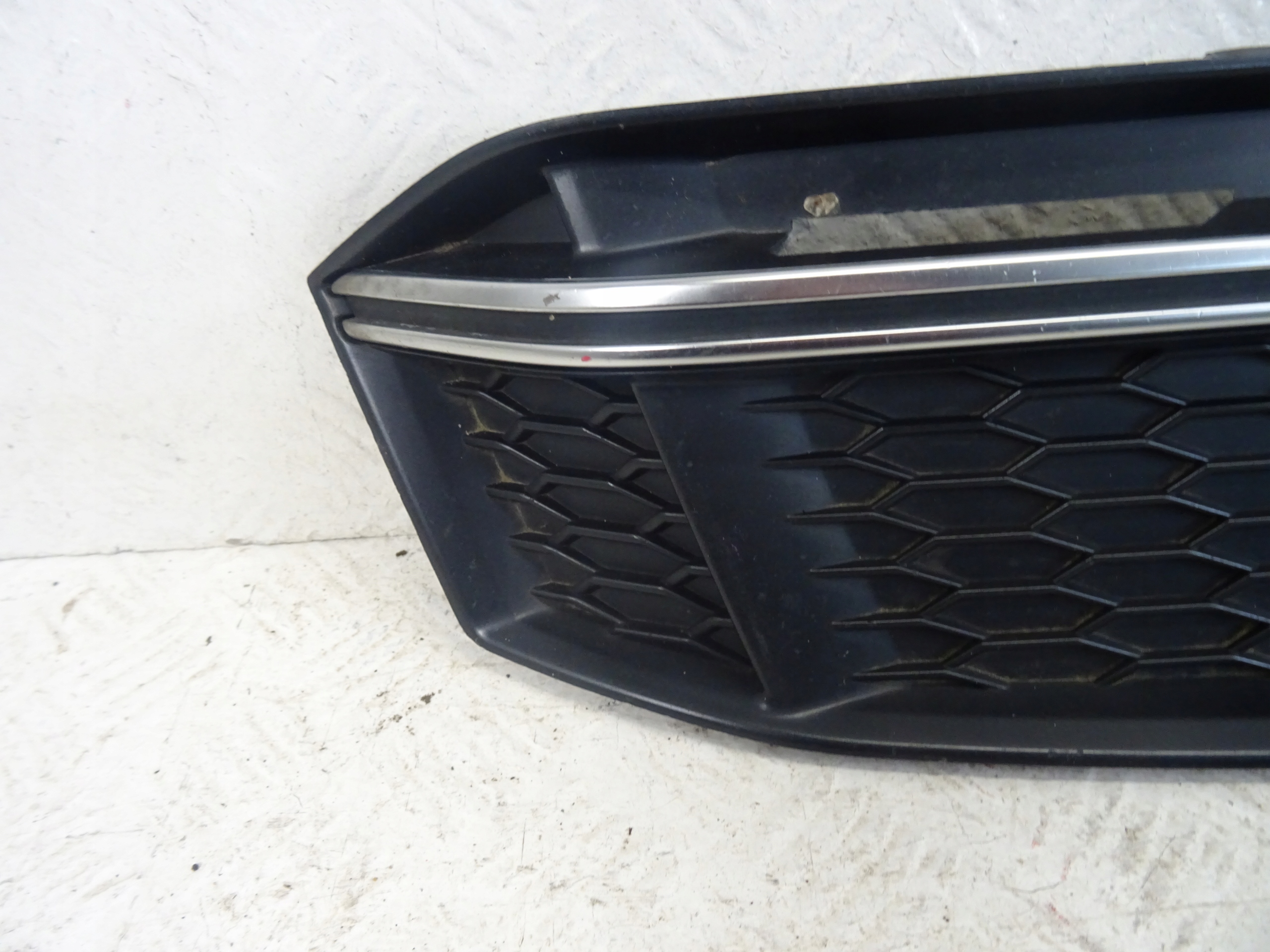 grid of a bumper right front AUDI A4 S4 B9 S-LINE 8W0807682K original