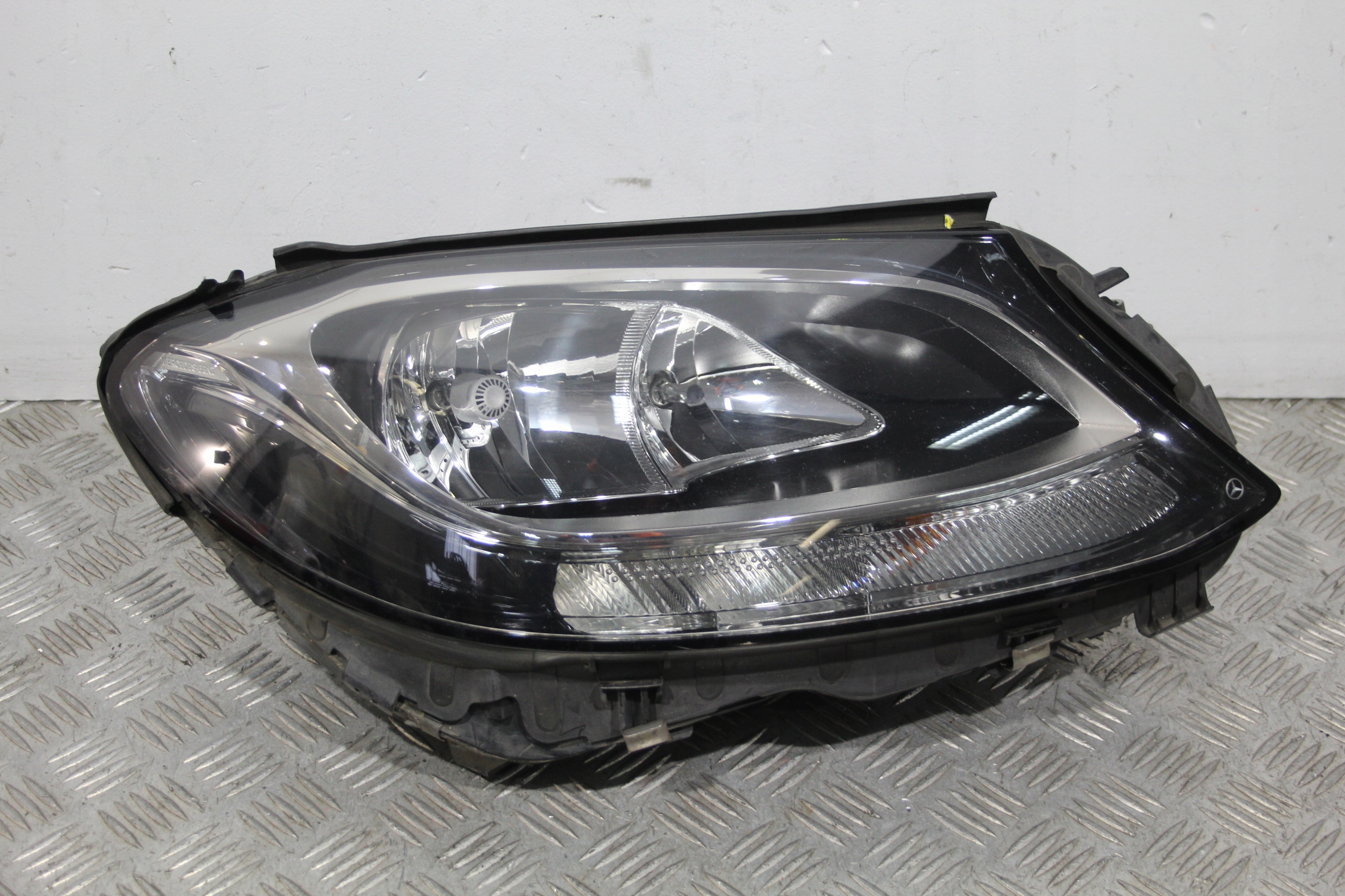 light right front C-KLASA W205 A2058200261