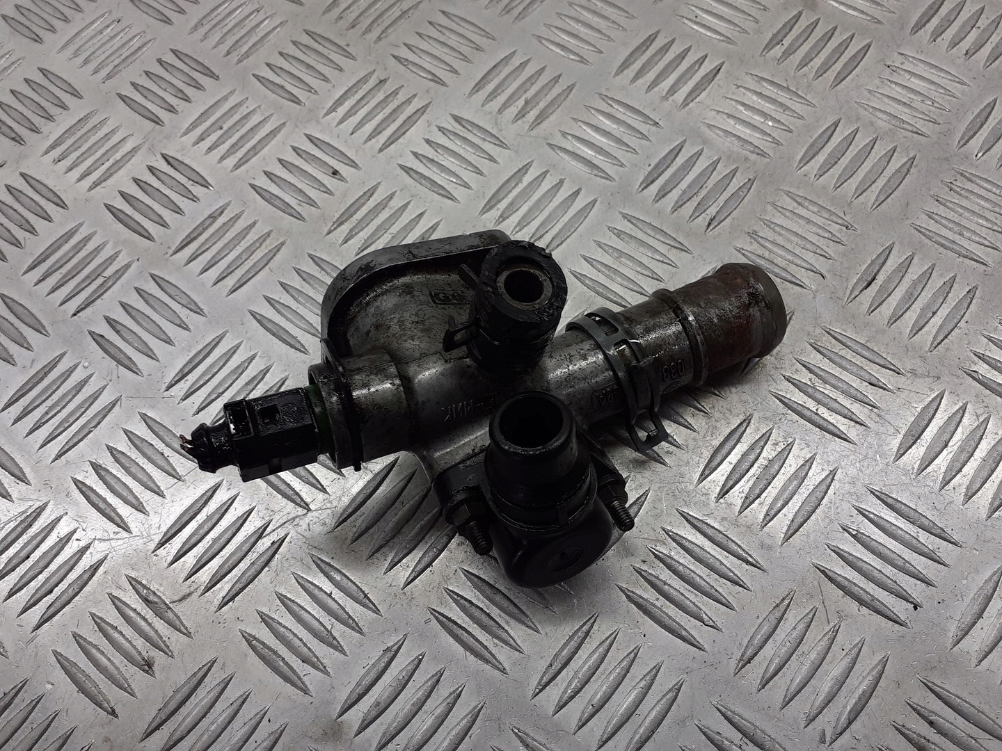 OBUDOWA TERMOSTATU VW PASSAT B5 1.9 TDI 038121133A