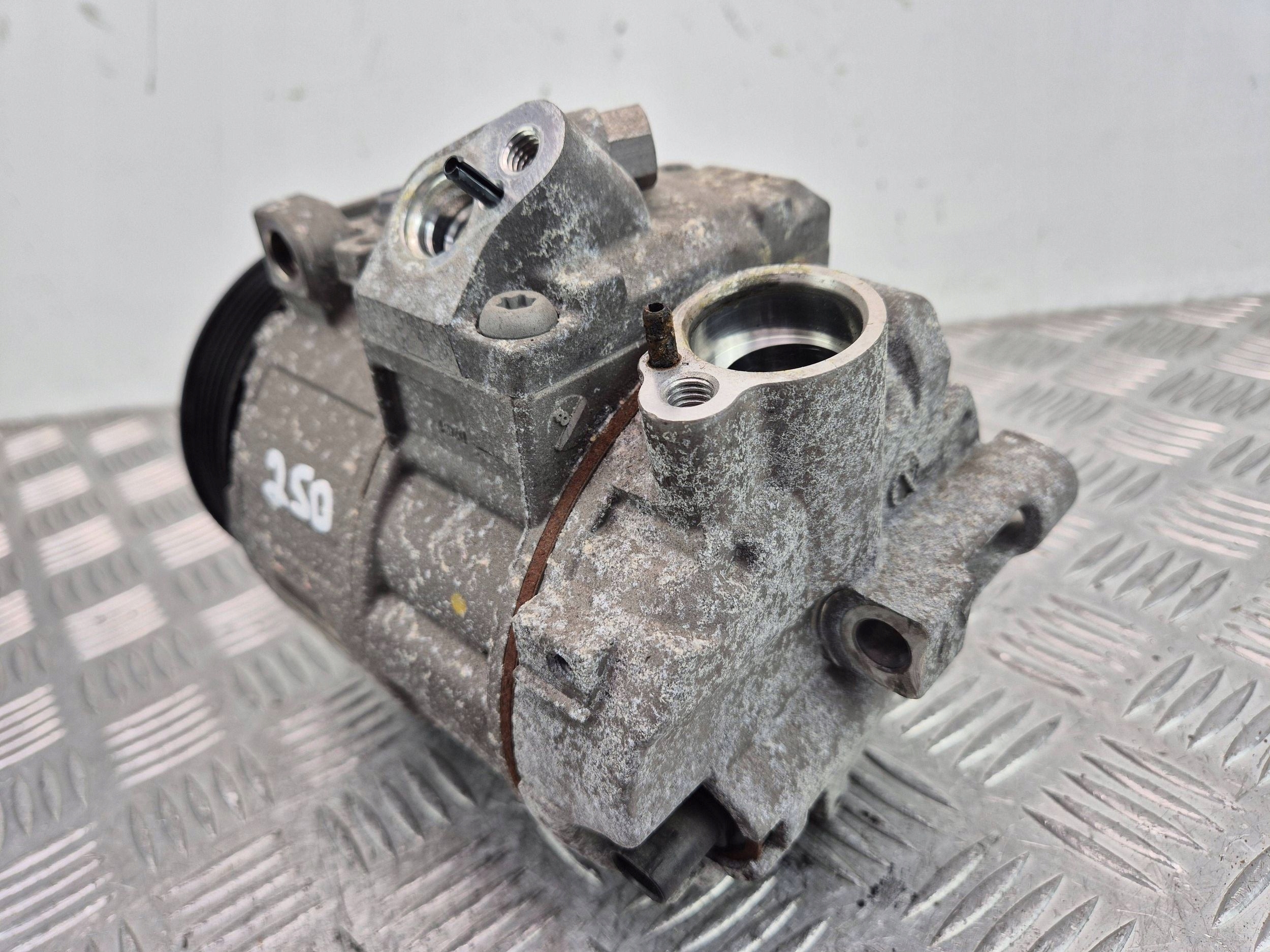 Mercedes E200 CGI W212 compressor; compressor of the air conditioning A0022304511 M271