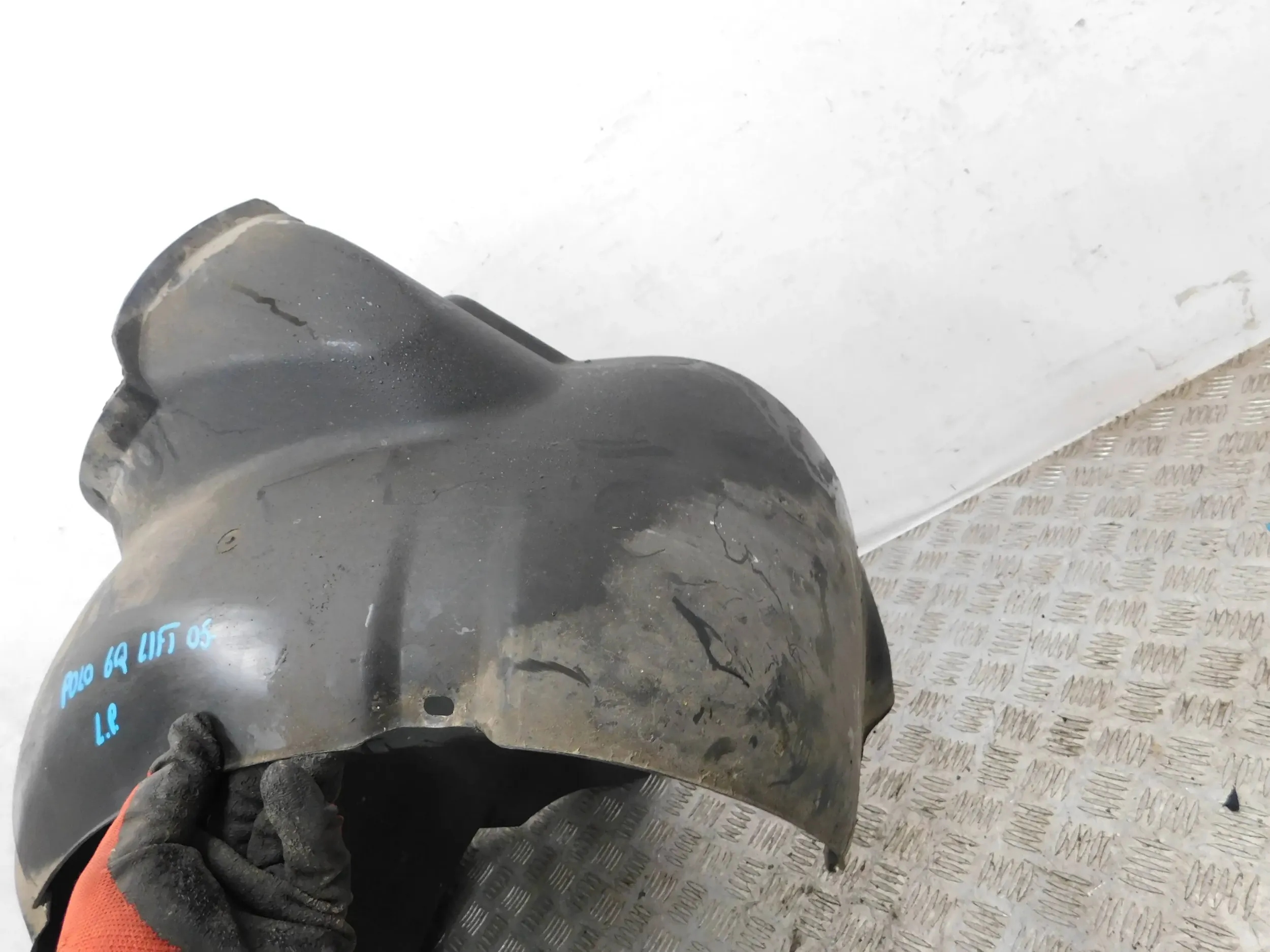 mudguard front front left VW POLO 6Q