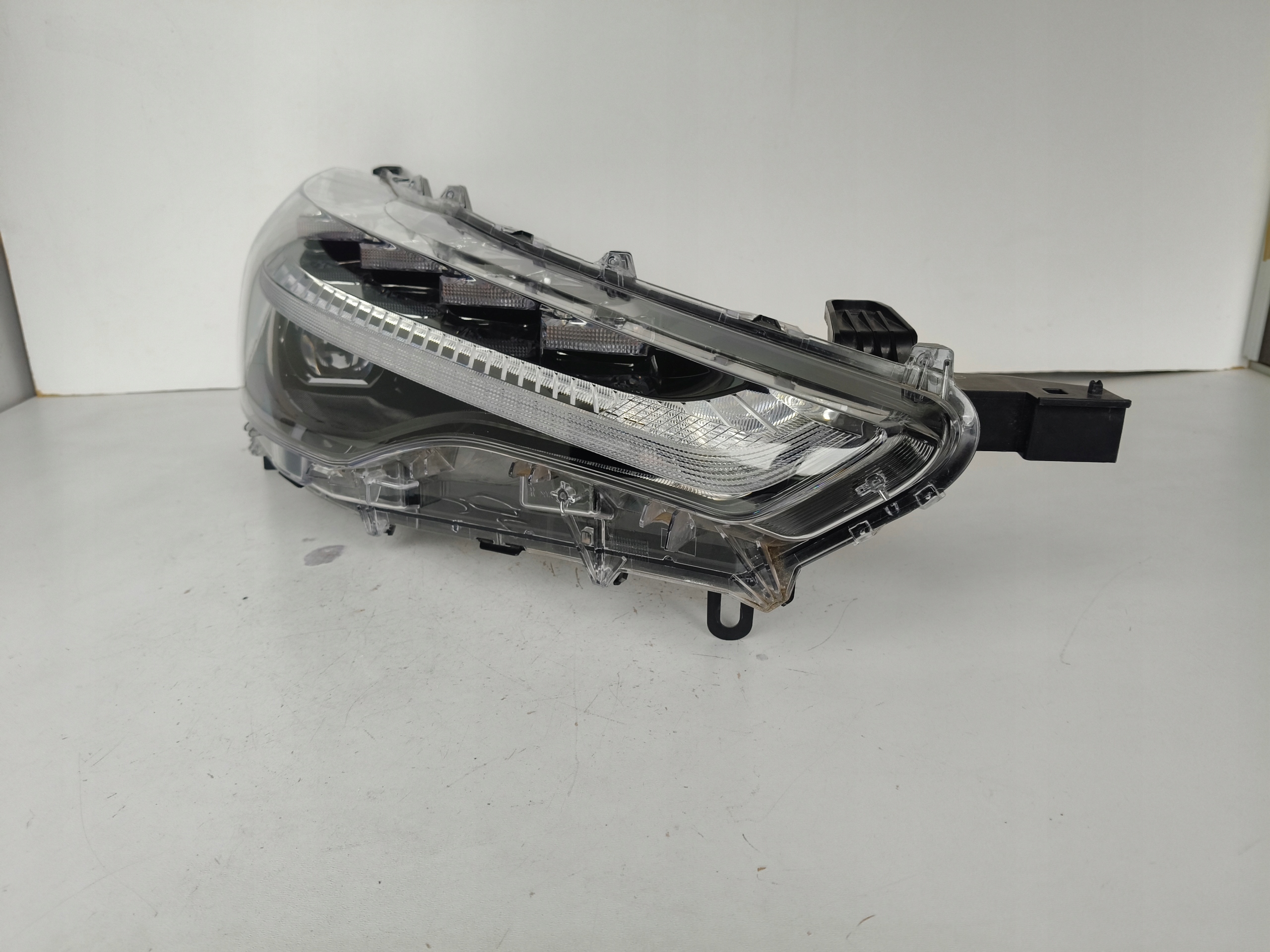 light right REFLEKTOR TOYOTA COROLLA CROSS FULL LED
