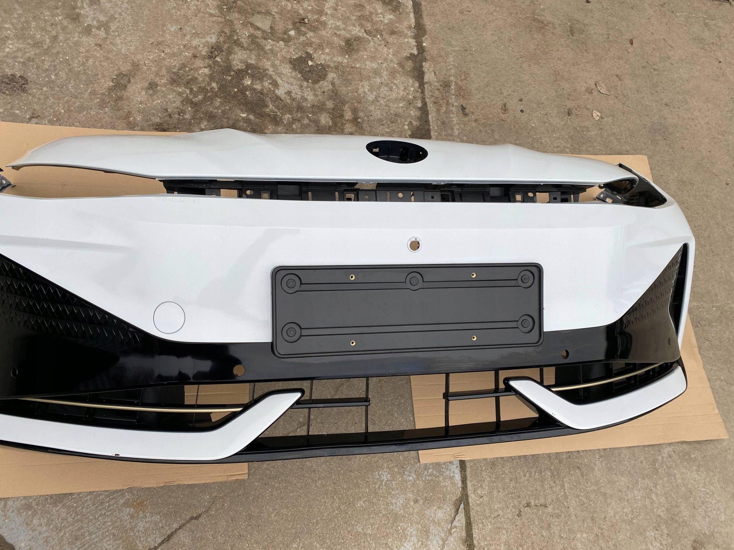 VW ID UNYX 07 11M original bumper front front PDC KAMERA BIALY