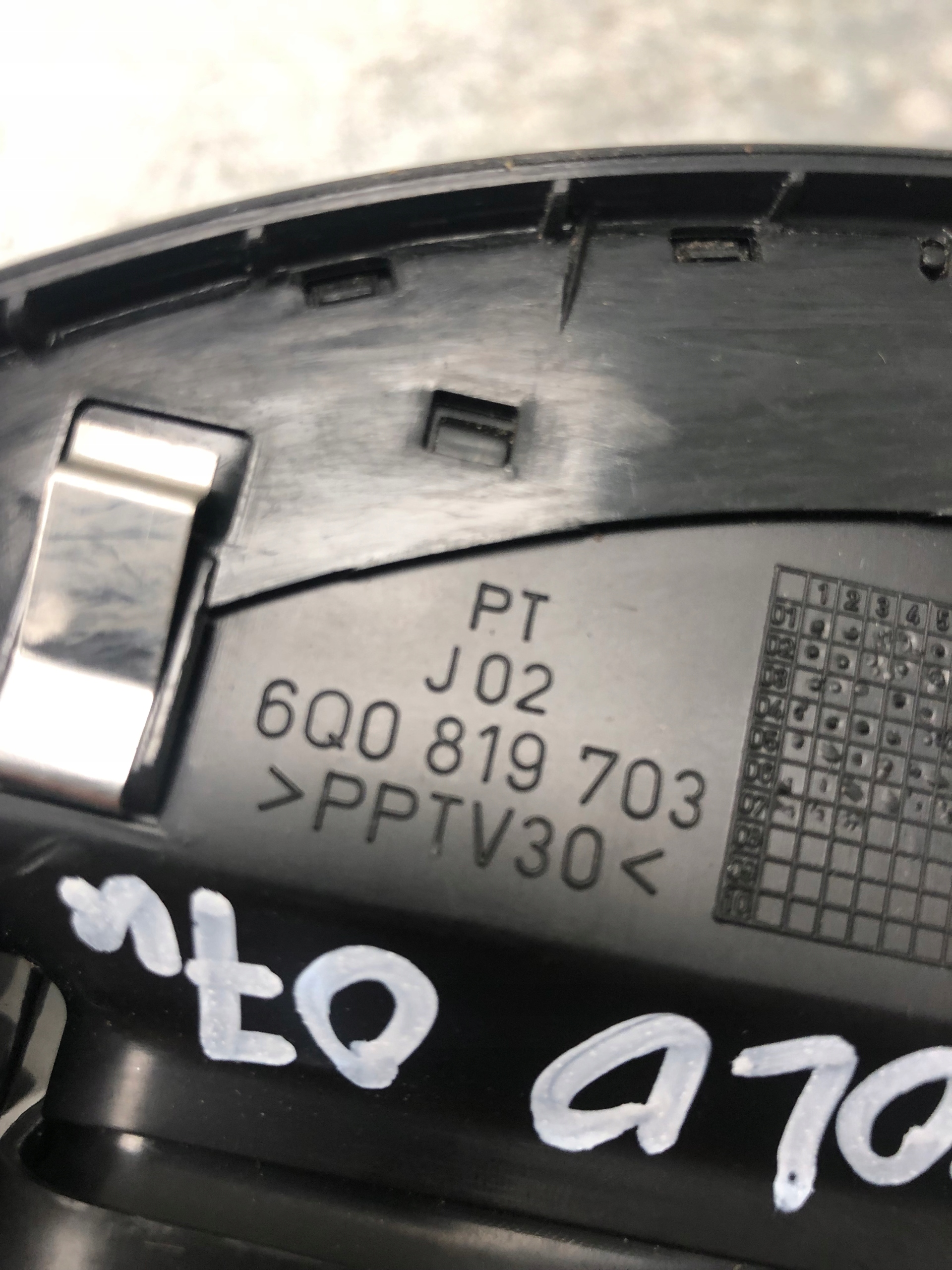 grid air conditioning devices left VW POLO IV 6Q0819703