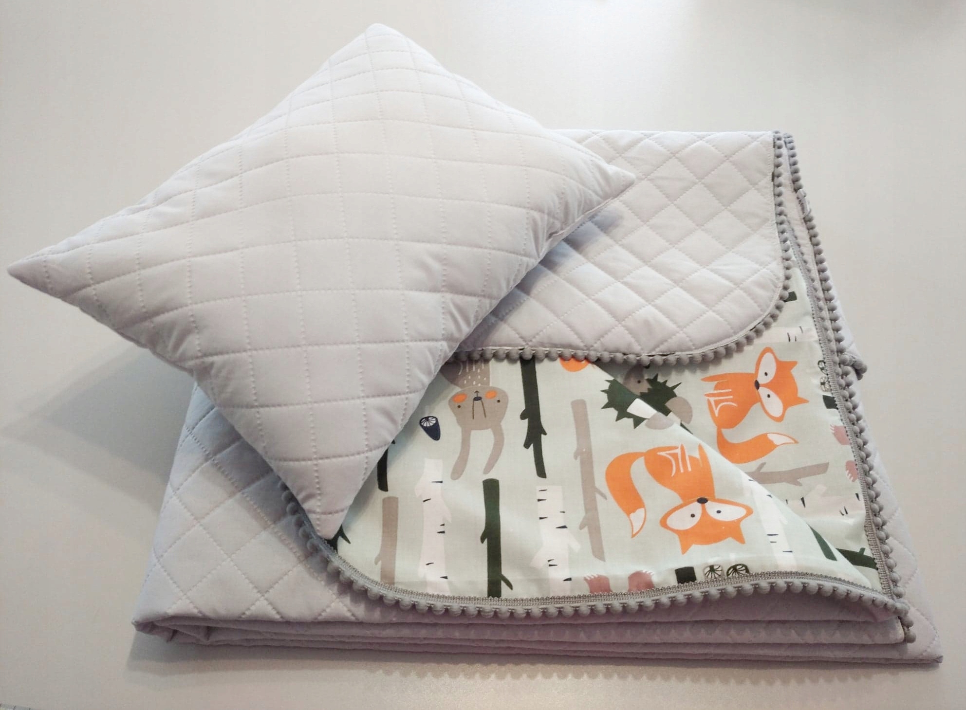 Narzuta 160 cm z pomponami łóżko dziecięce +GRATIS Szerokość produktu 80 cm