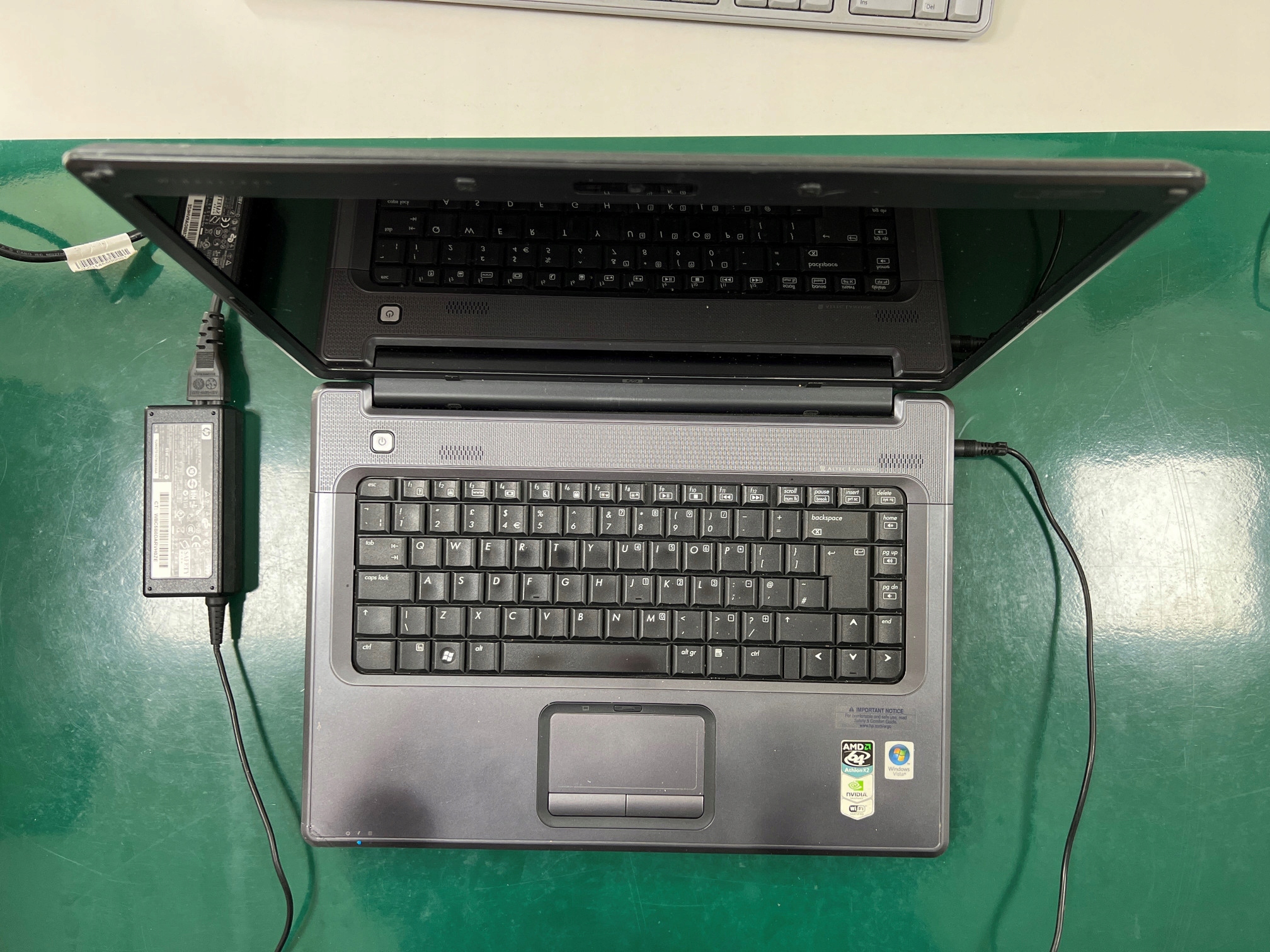 HP G6065EM AMD ATHLON 64 X2 15,6 2048 (DDR2) 160GB DVDRW VISTA HB WIFI KAM Model G6065EM