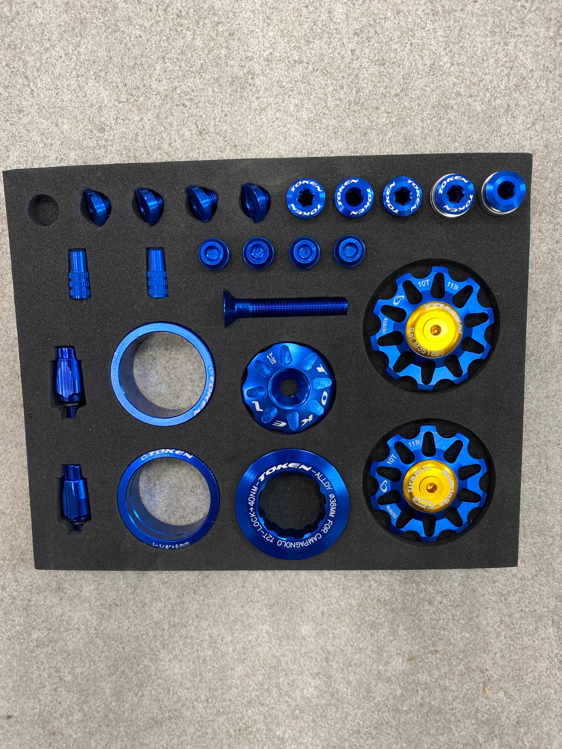 Zestaw Token bling box 12T Campagnolo niebieski Marka Token