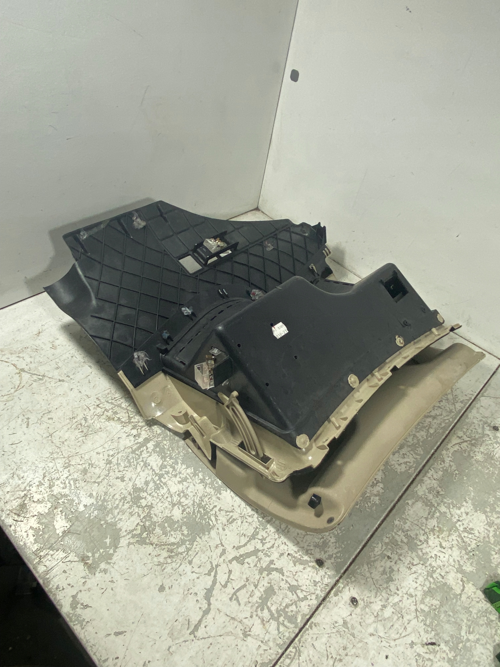 бардачок пассажира перед SKODA супер b vw PASSAT B5 3B1857101