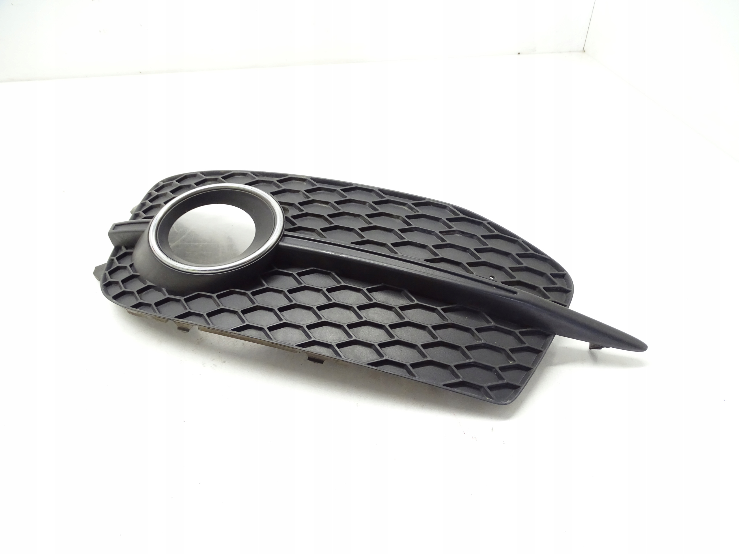 grid of a bumper left front left front AUDI Q3 8U 8U0807681D
