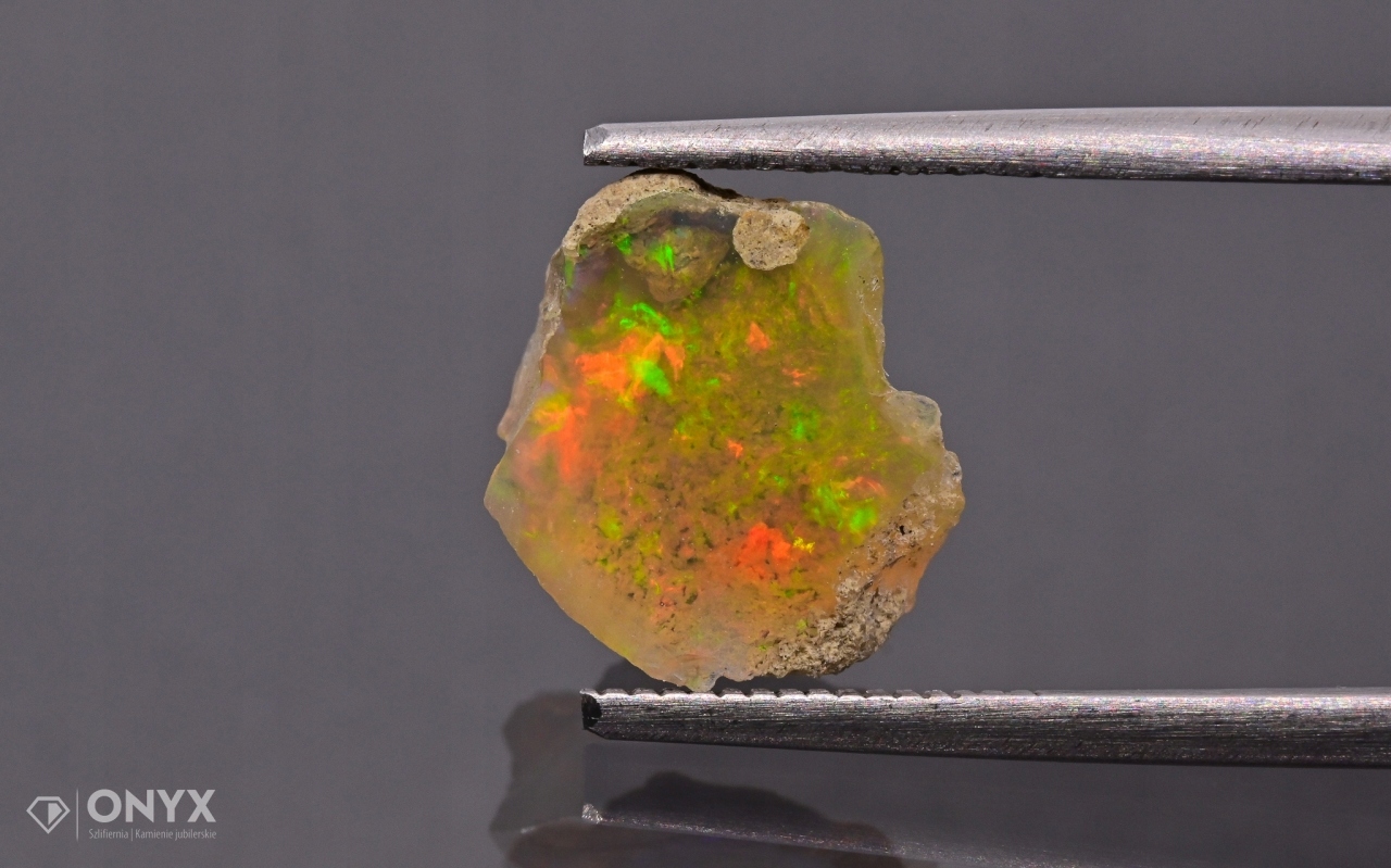 Opal z Etiopie hrudka 11x9,5 mm