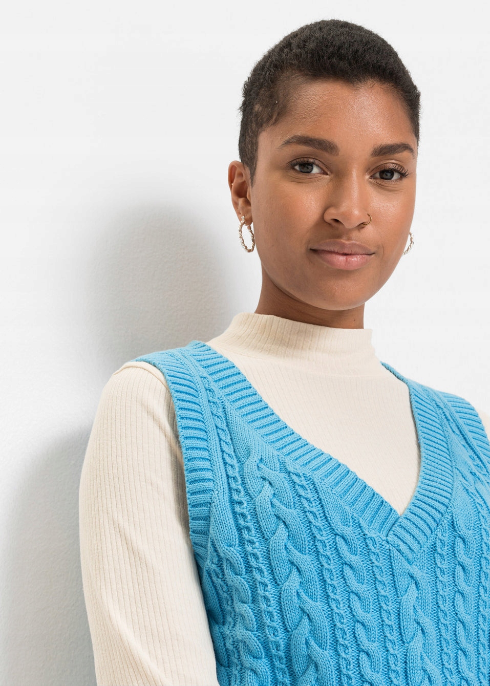 EA232 KAMIZELKA JESIENA DZIANINOWA Z DEKOLTEM W SEREK BONPRIX 40 NIEBIESKA Płeć kobieta