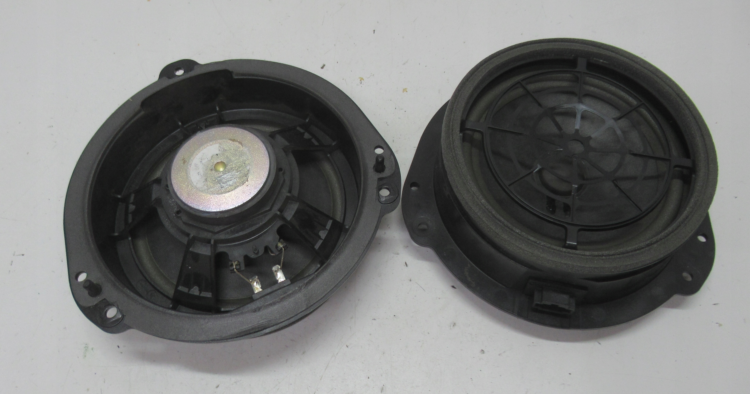 AUDI A4 B9 AVANT 3.0 TDI 18R speaker rear part