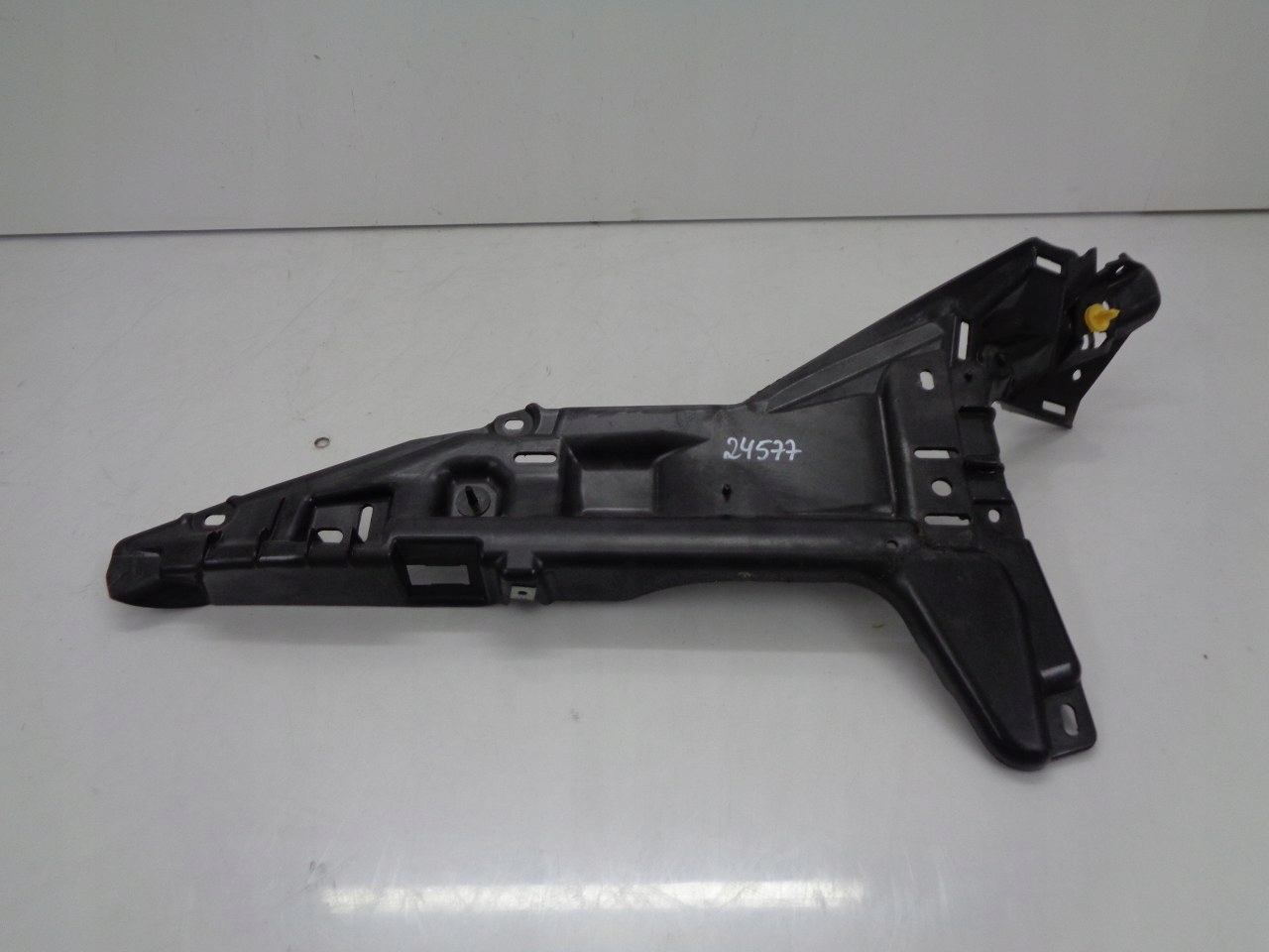 1009272-00-F - ТЕСЛА S СКОЛЬЖЕНИЕ КРЕПЛЕНИЕ ОБИВКИ СТОЙКИ ЛЕВАЯ