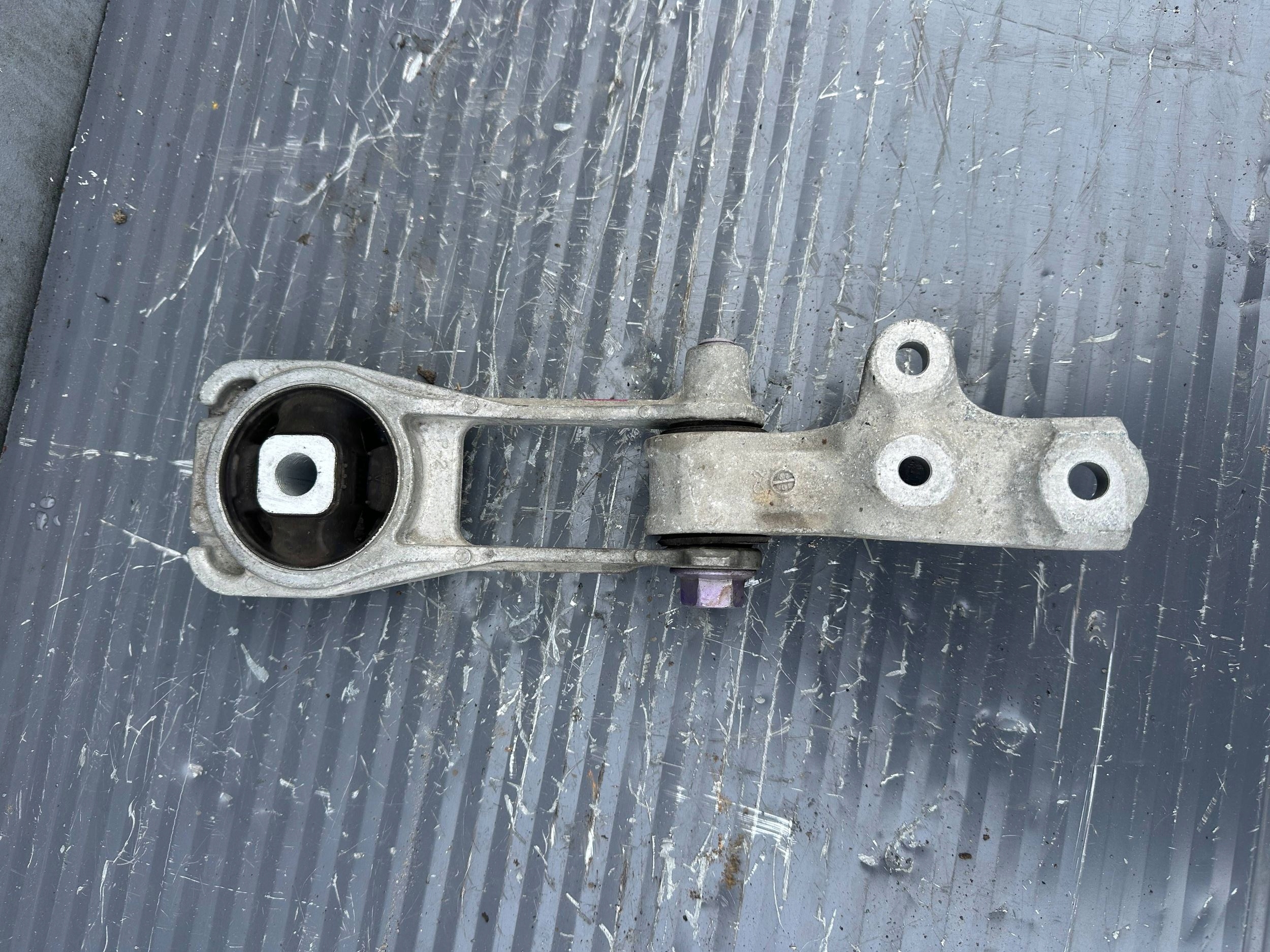 TOYOTA YARIS CROSS holder engine mount
