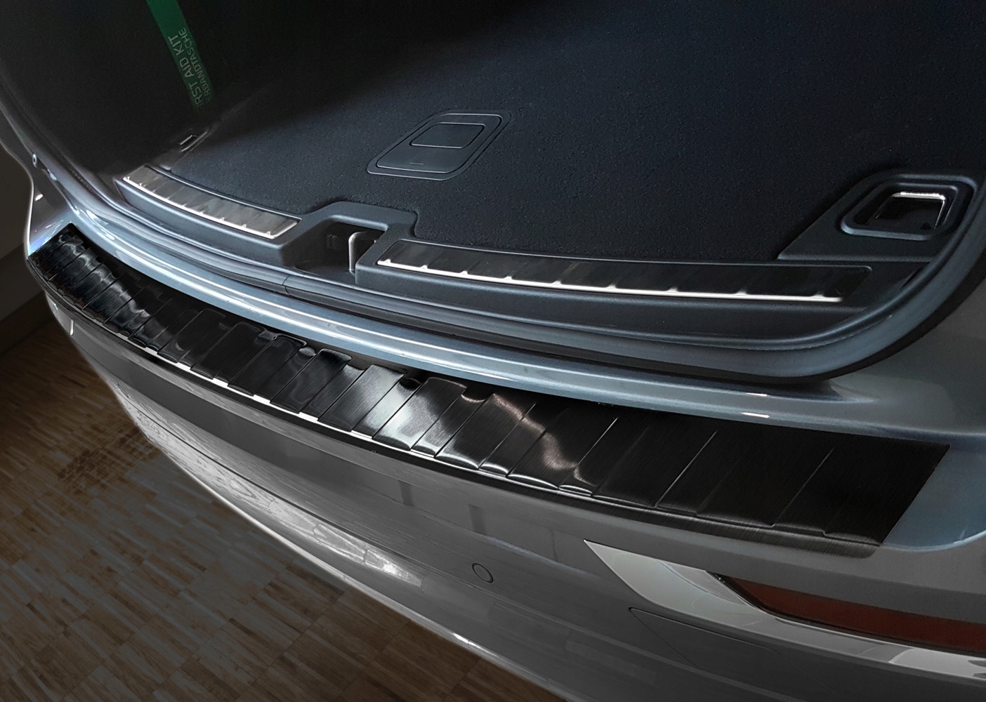 LISTWA NAKLADKA NA ZDERZAK VOLVO XC60 II Installation side Rear