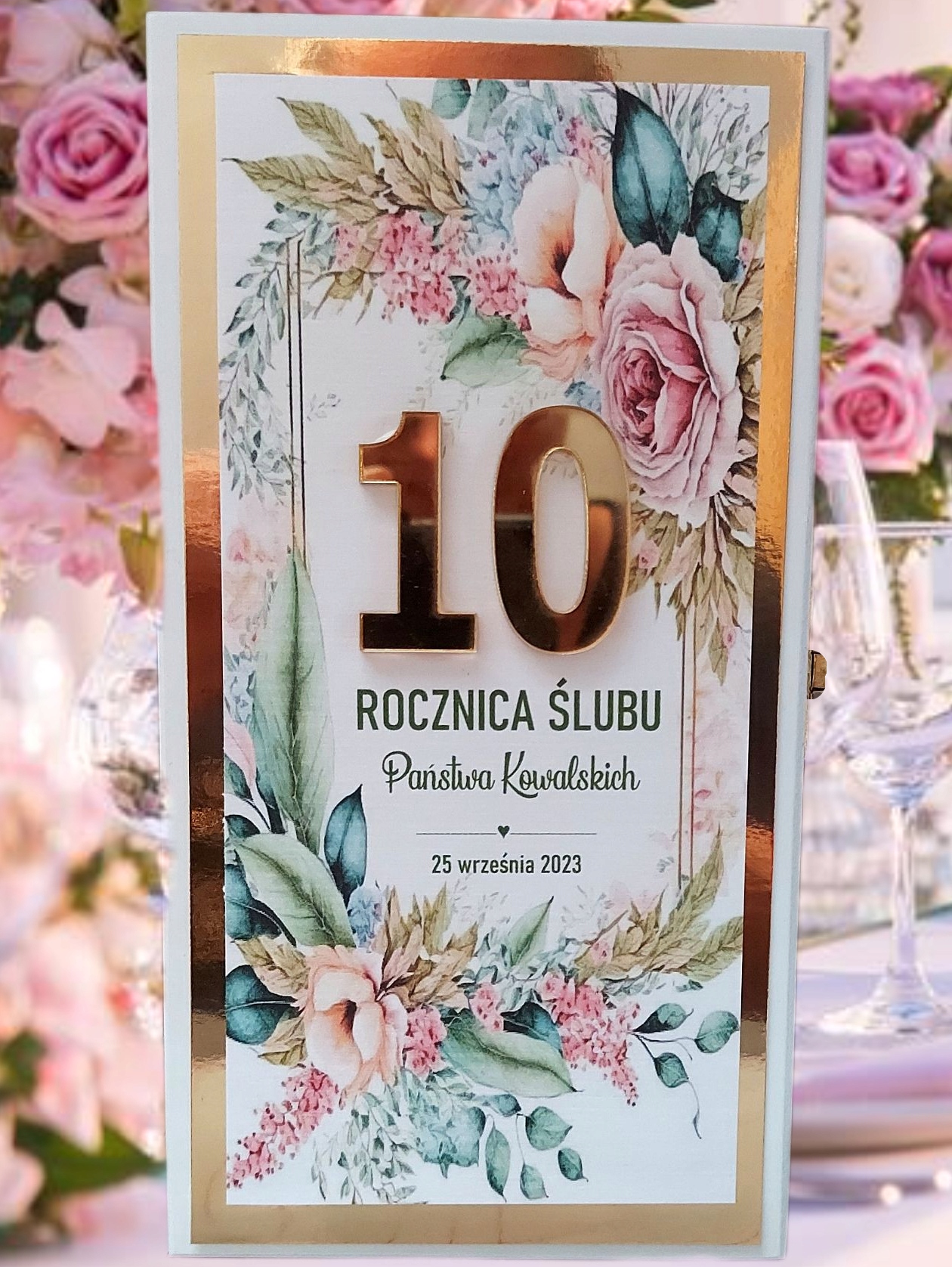 Prezent ROCZNICA ŚLUBU pudełeczko z dedykacją. Szerokość produktu 10.5 cm