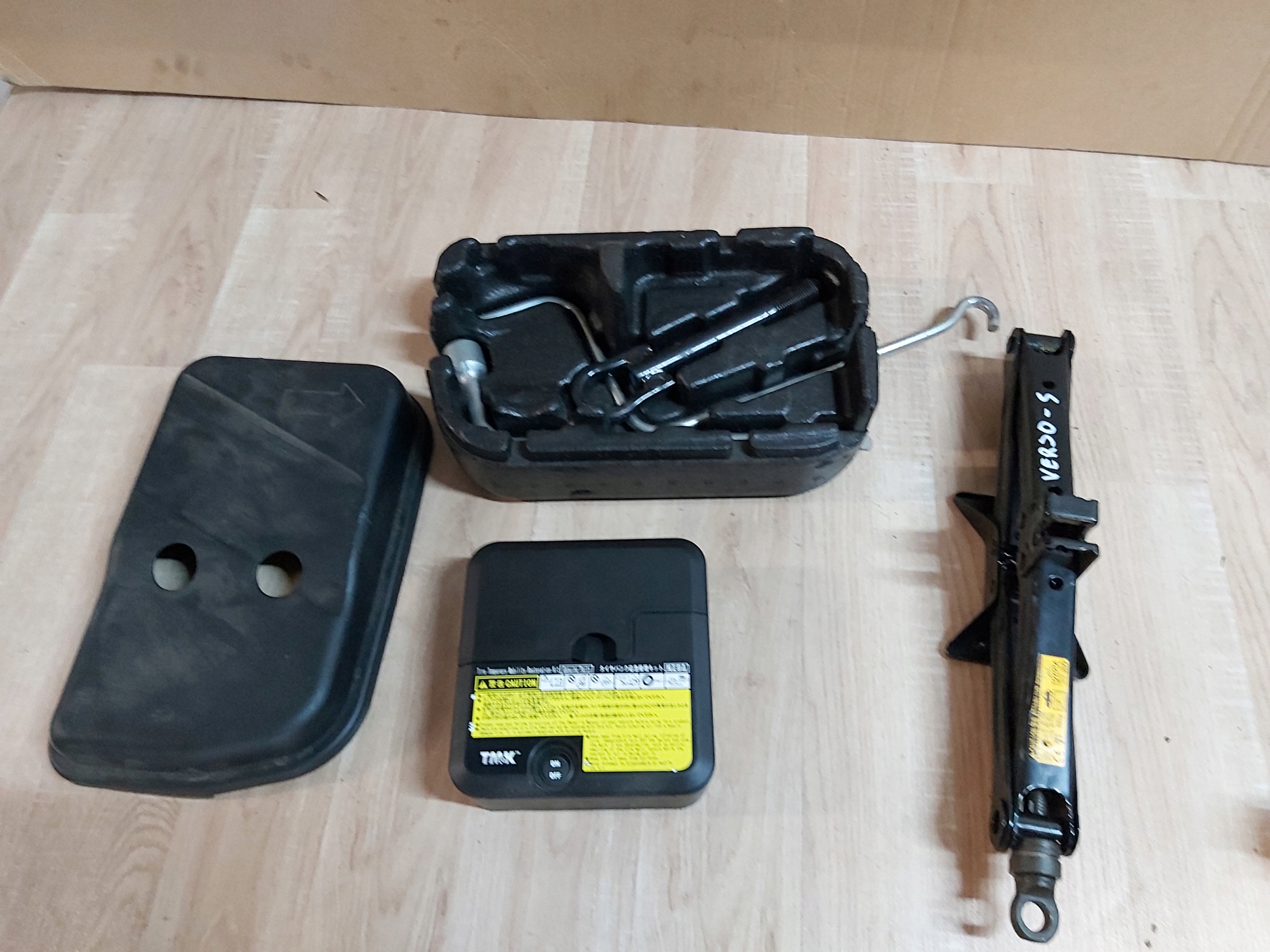 Toyota VERSO S комплект домкратов Auris Yaris Corolla