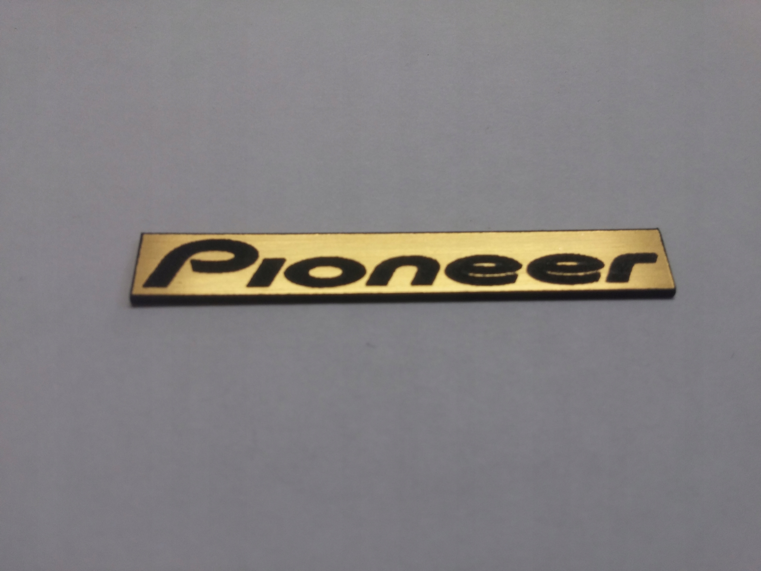 

Pioneer naklejka emblemat 50 x 7 mm *złota