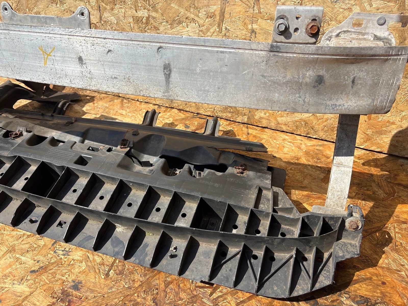 sider bar, wall front Peugeot 208 and