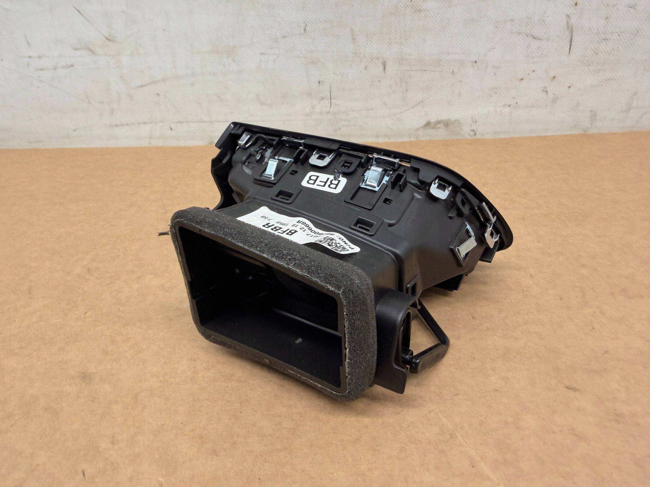 Renault Megane IV grid air conditioning devices left 687600666R