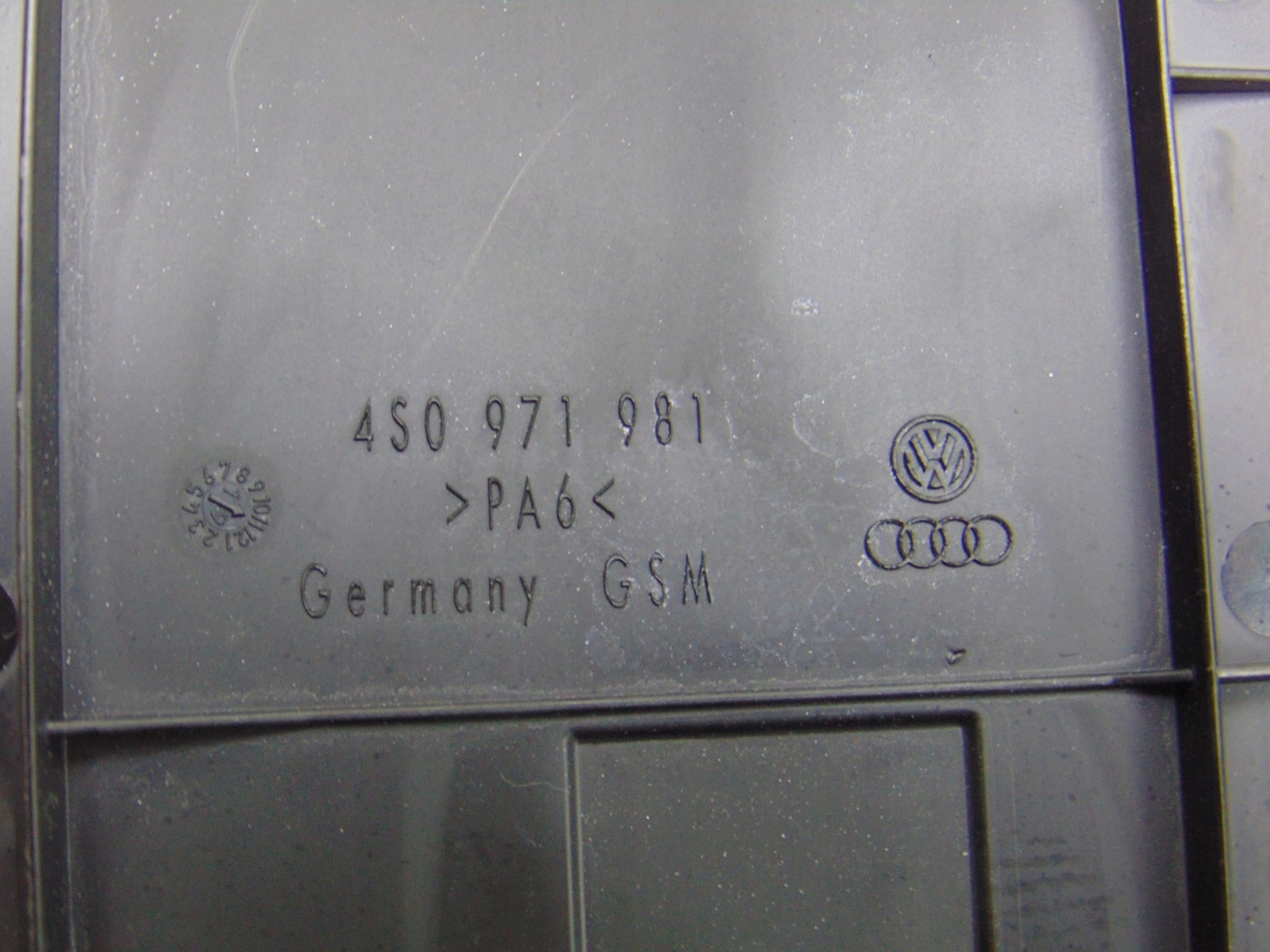защита заглушка консоли Audi R8 4S 4S0971981