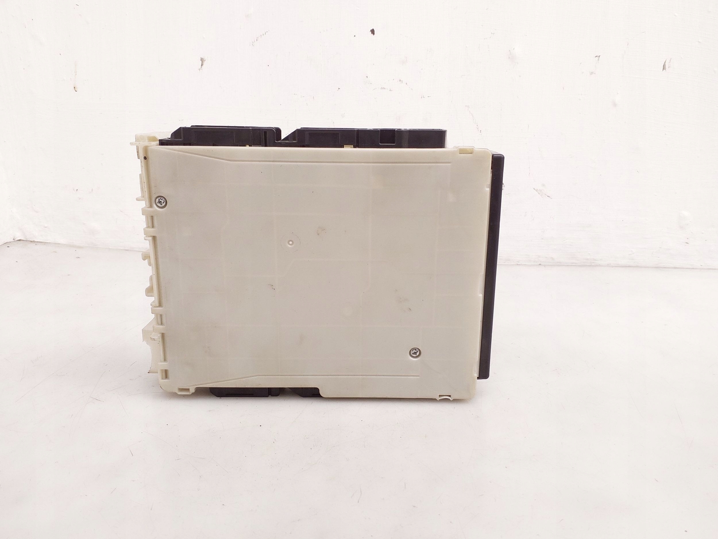 lexus ES 250 - 300 - 330 2021 рамка / модуль предохранителей